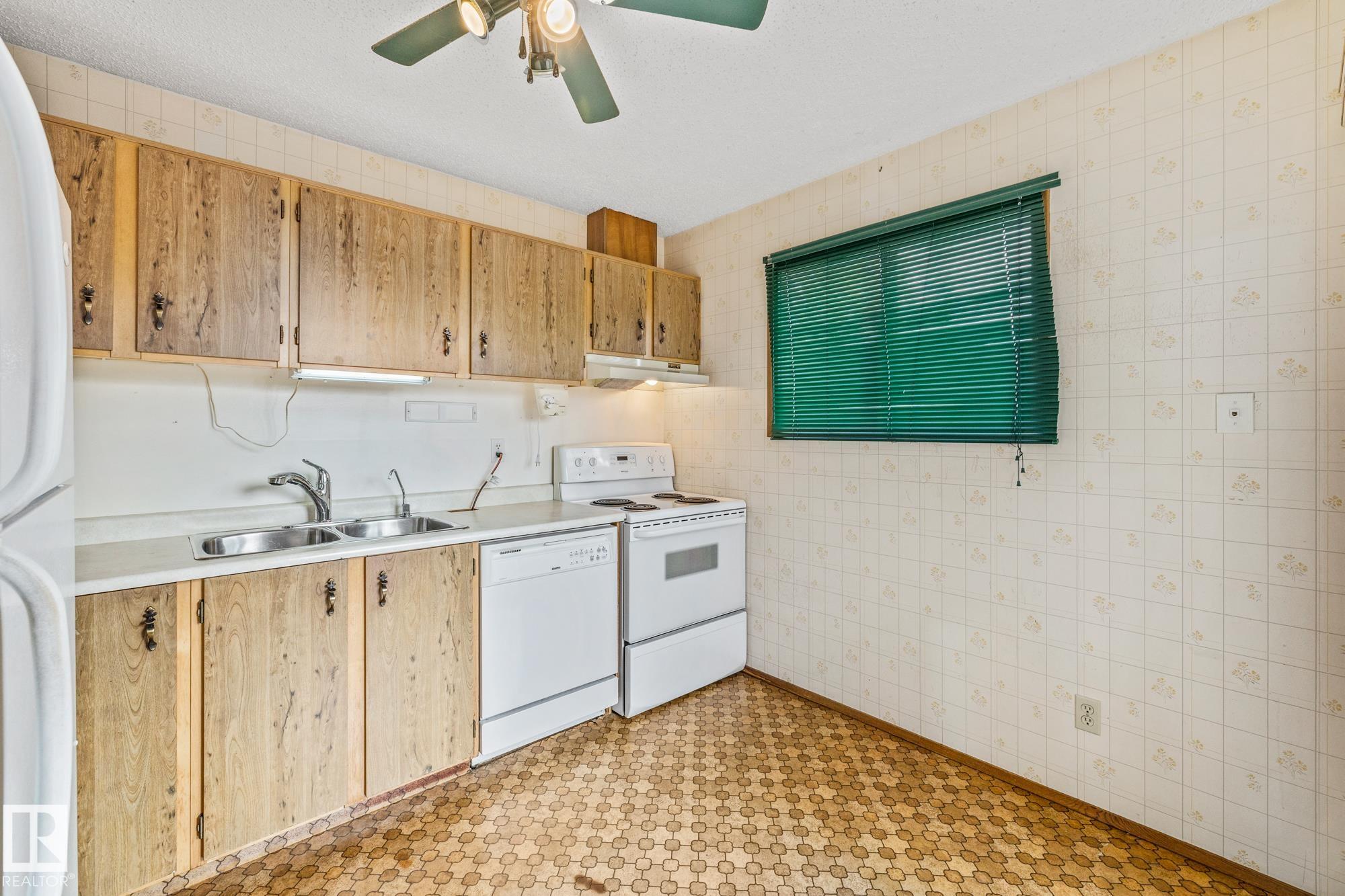 Photo 11 at 3511 42 Avenue NW, Kiniski Gardens, Edmonton