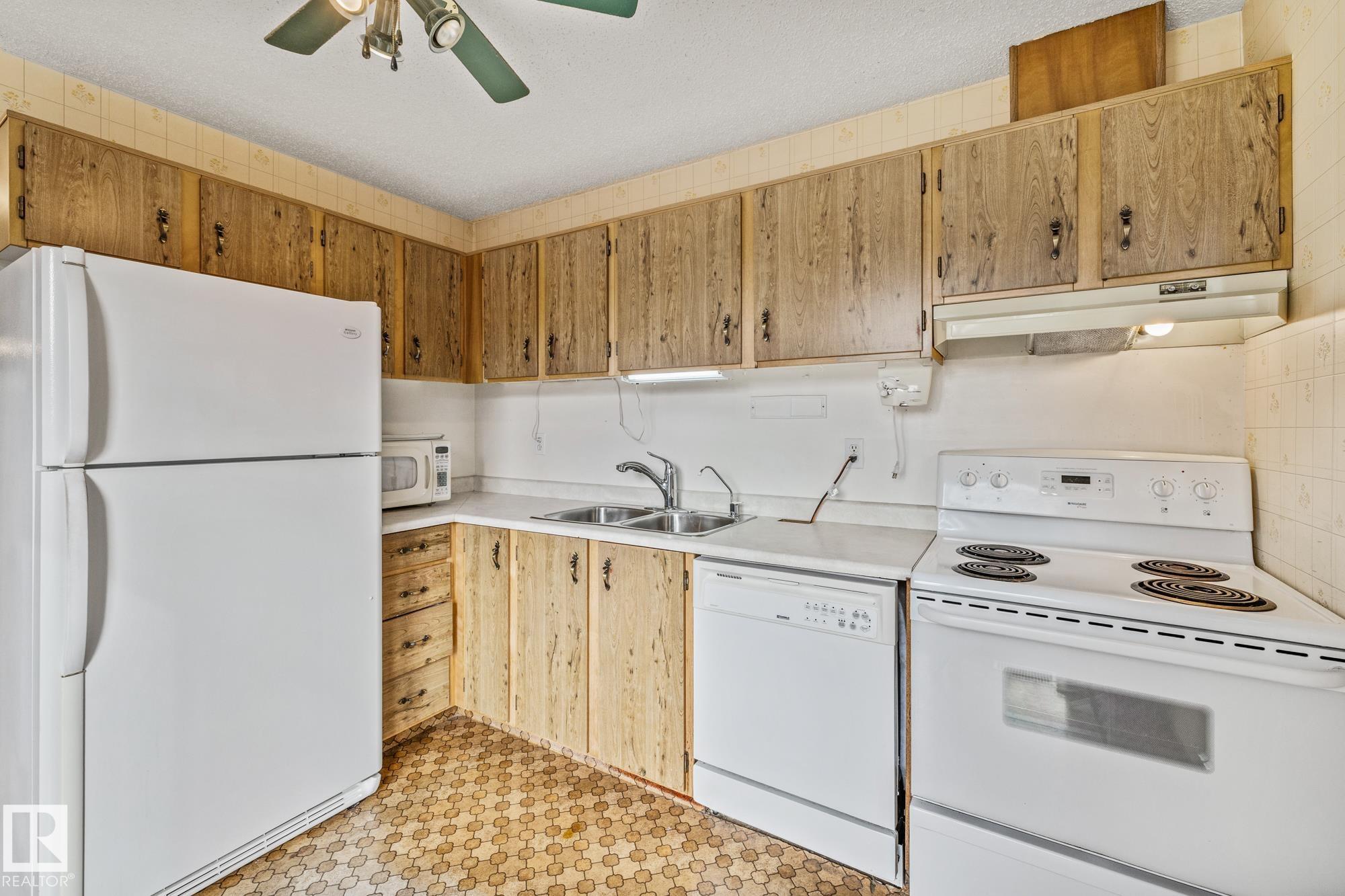 Photo 12 at 3511 42 Avenue NW, Kiniski Gardens, Edmonton