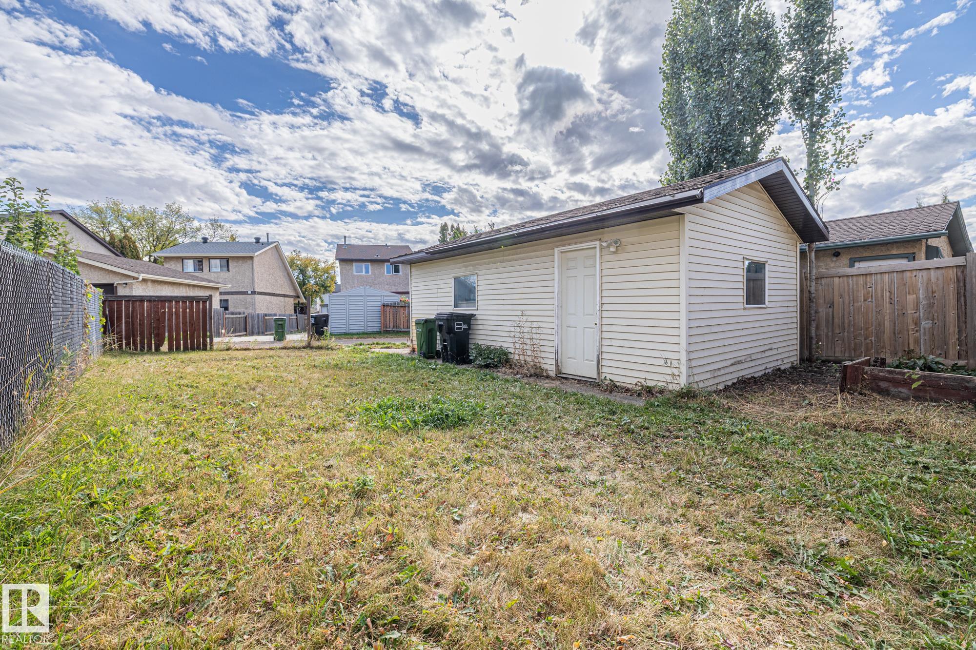 Photo 31 at 3511 42 Avenue NW, Kiniski Gardens, Edmonton