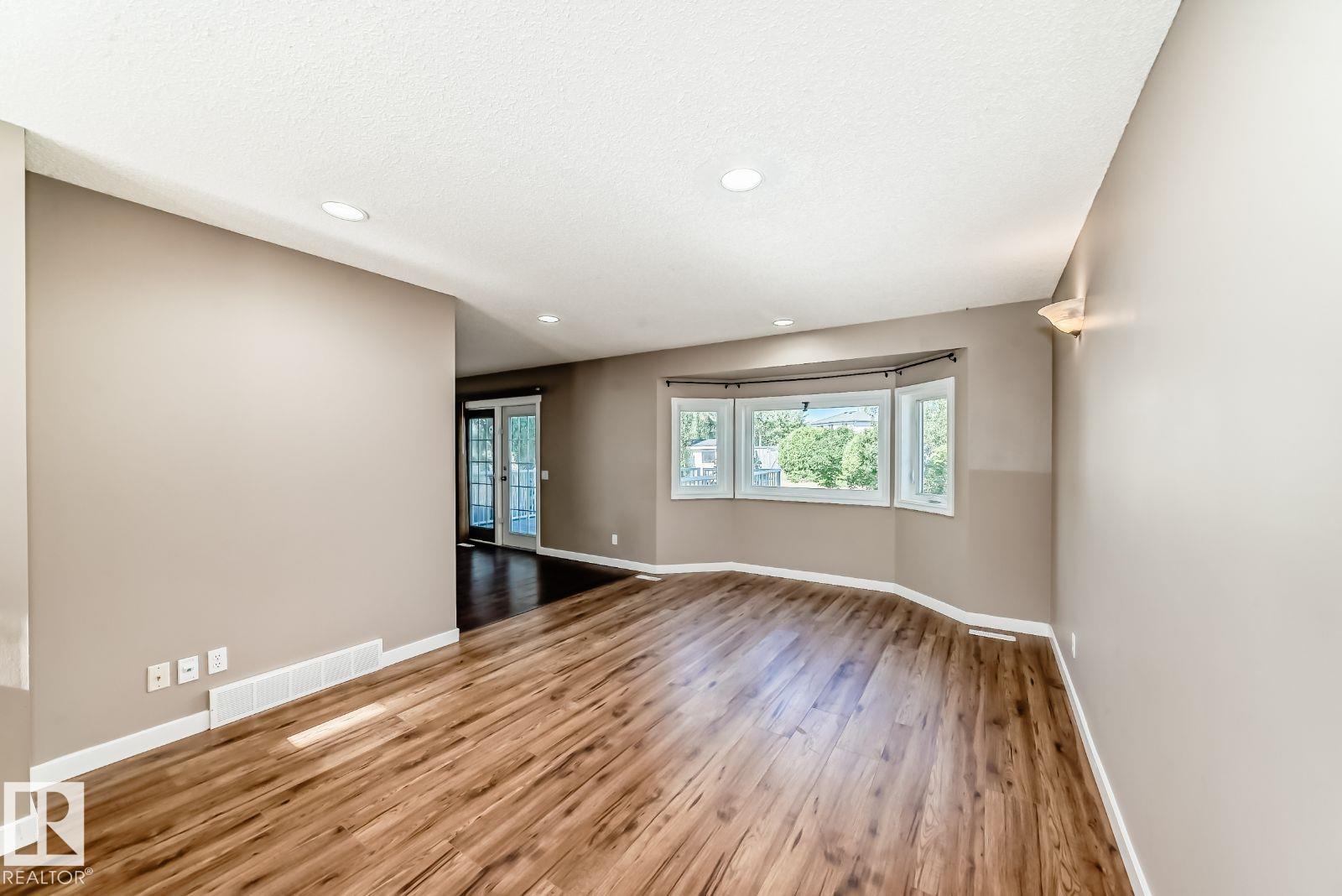 Photo 4 at 9968 178 Avenue NW, Elsinore, Edmonton