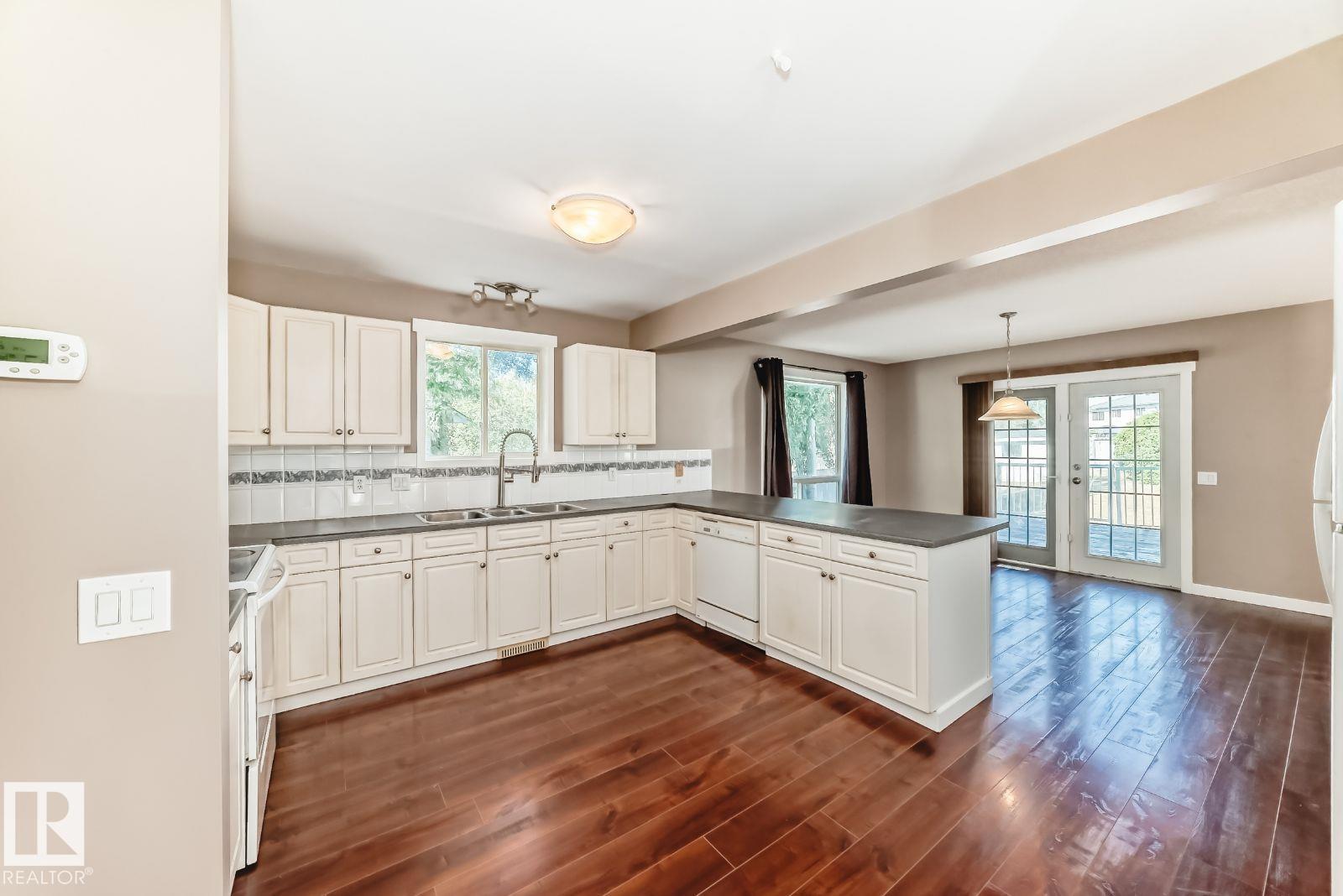 Photo 7 at 9968 178 Avenue NW, Elsinore, Edmonton