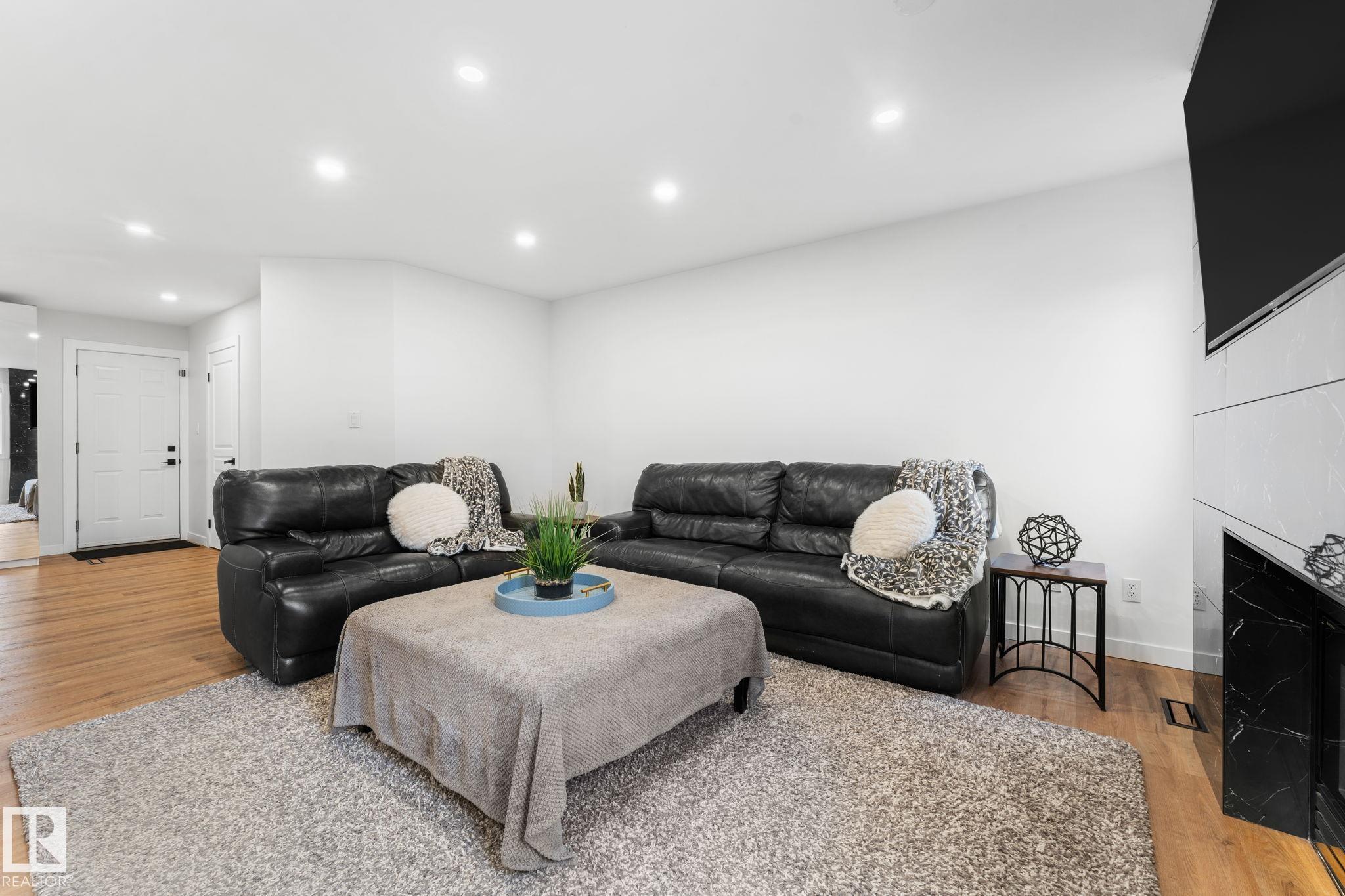 Photo 11 at 362 Blackburn Drive E SW, Blackburne, Edmonton
