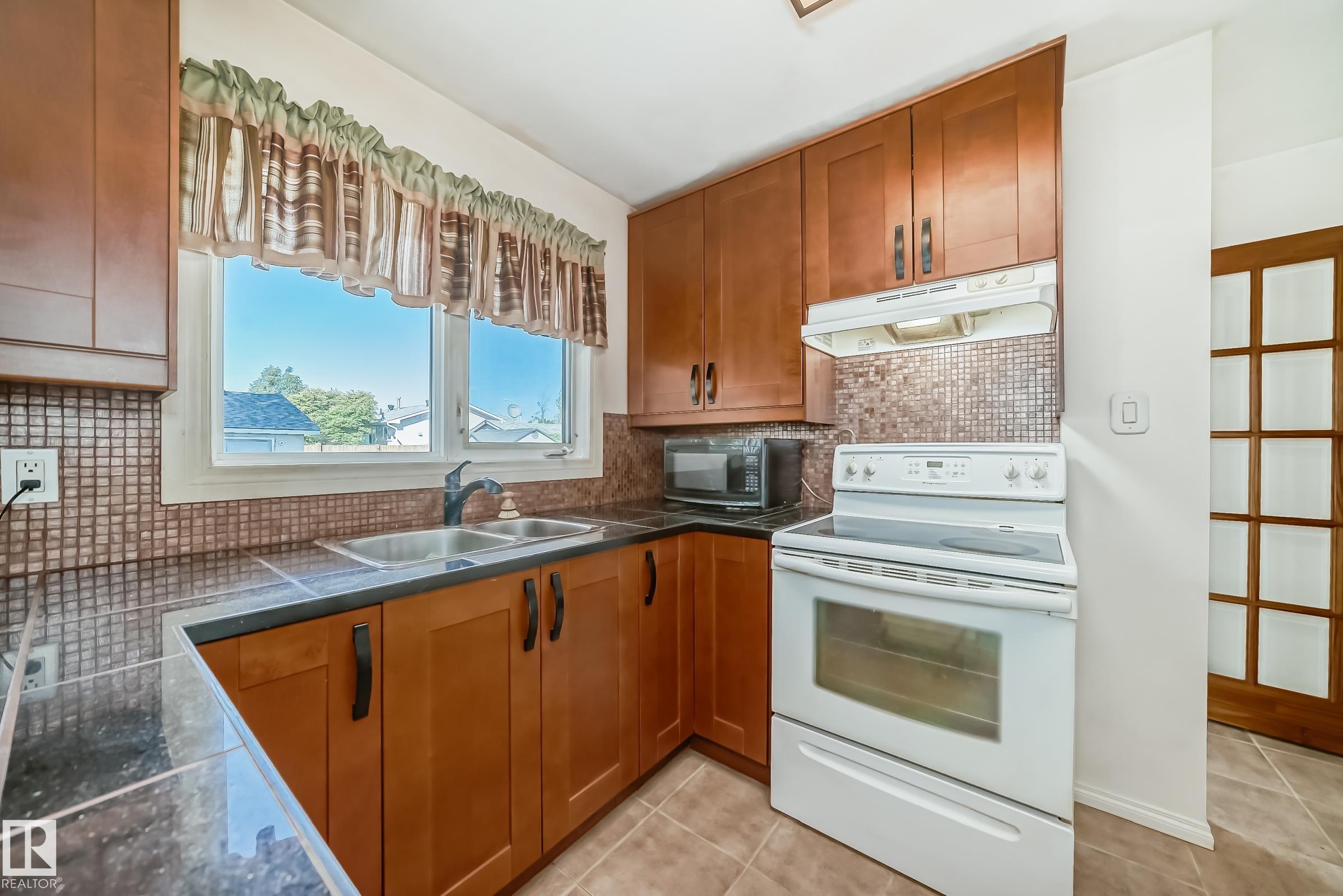 Photo 10 at 6308 144a Avenue NW, Mcleod, Edmonton