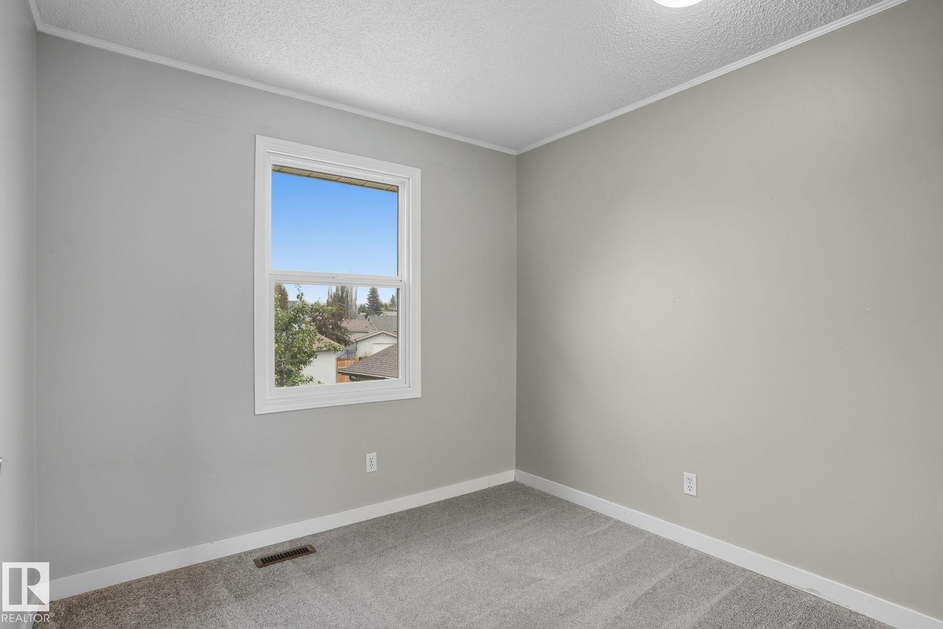 Photo 15 at 142 Kiniski Crescent NW, Kiniski Gardens, Edmonton