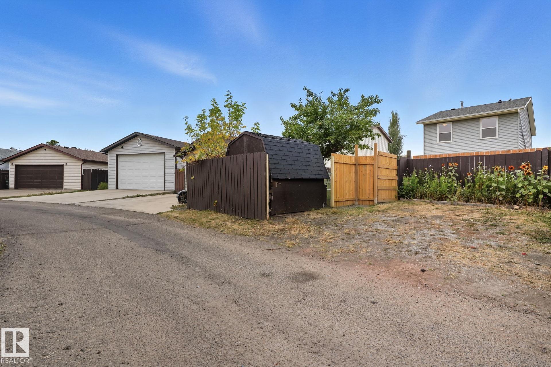 Photo 26 at 142 Kiniski Crescent NW, Kiniski Gardens, Edmonton