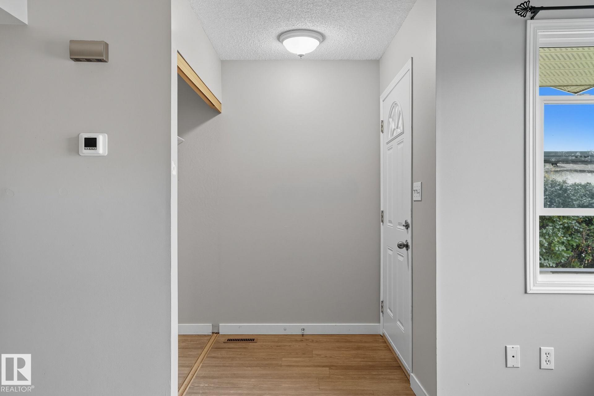 Photo 4 at 142 Kiniski Crescent NW, Kiniski Gardens, Edmonton