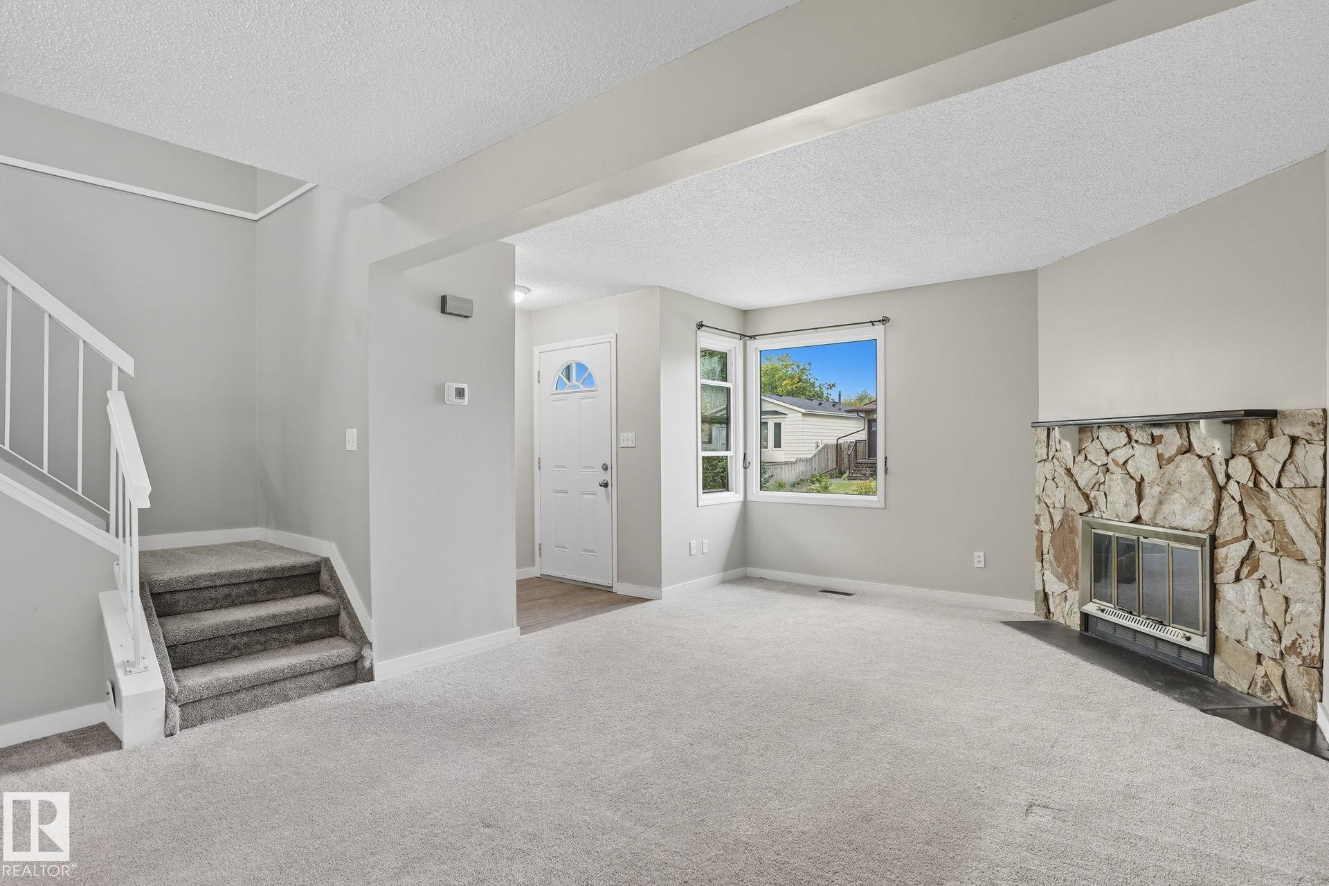 Photo 5 at 142 Kiniski Crescent NW, Kiniski Gardens, Edmonton