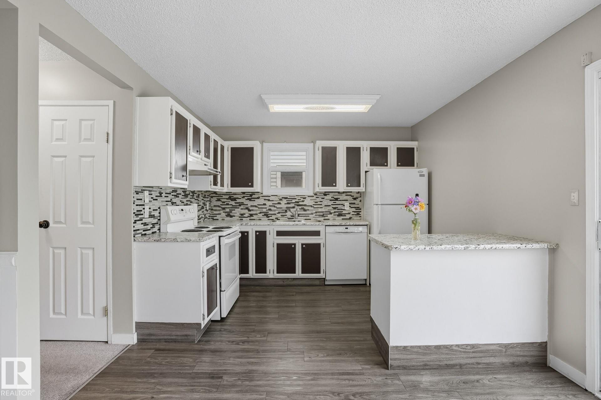 Photo 8 at 142 Kiniski Crescent NW, Kiniski Gardens, Edmonton