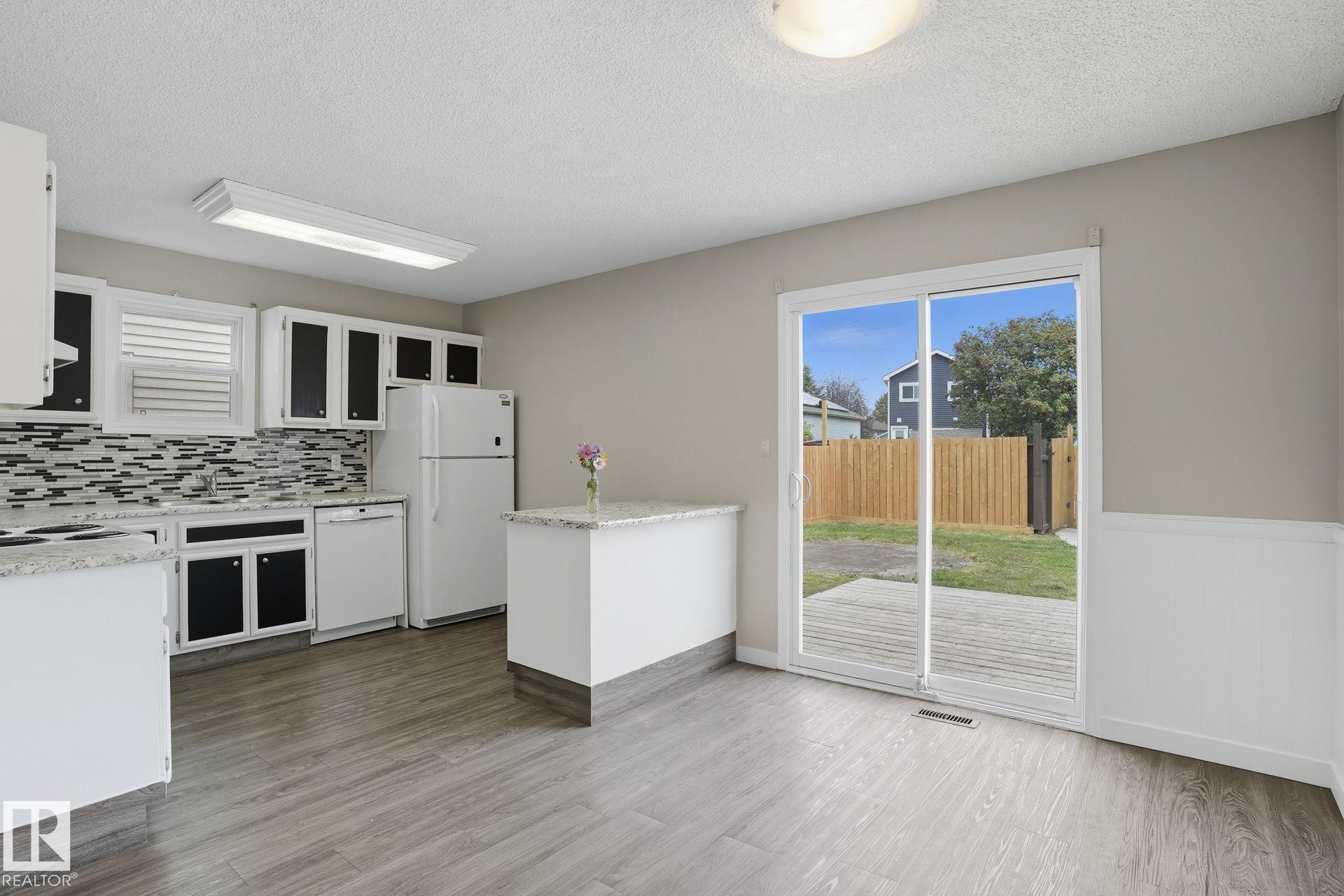 Photo 9 at 142 Kiniski Crescent NW, Kiniski Gardens, Edmonton