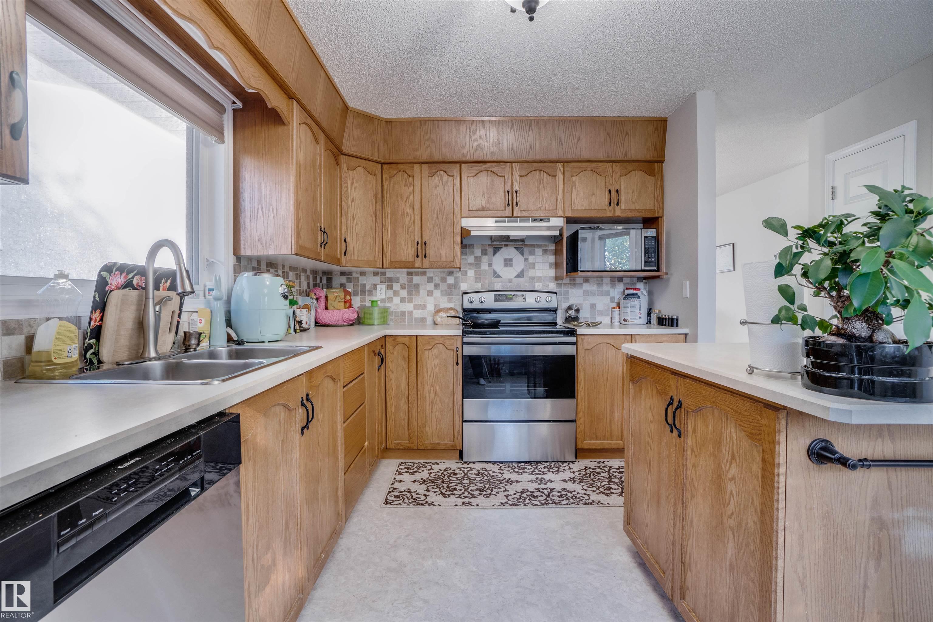 Photo 12 at 4239 29 Avenue NW, Bisset, Edmonton