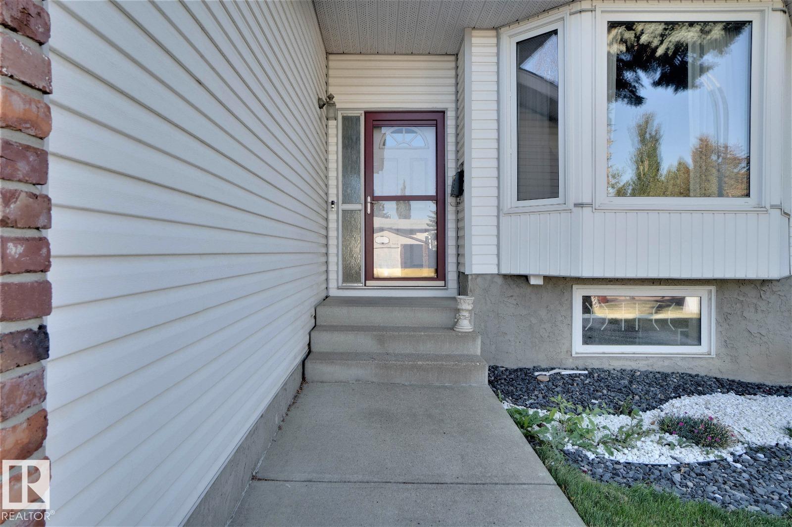 Photo 3 at 4239 29 Avenue NW, Bisset, Edmonton
