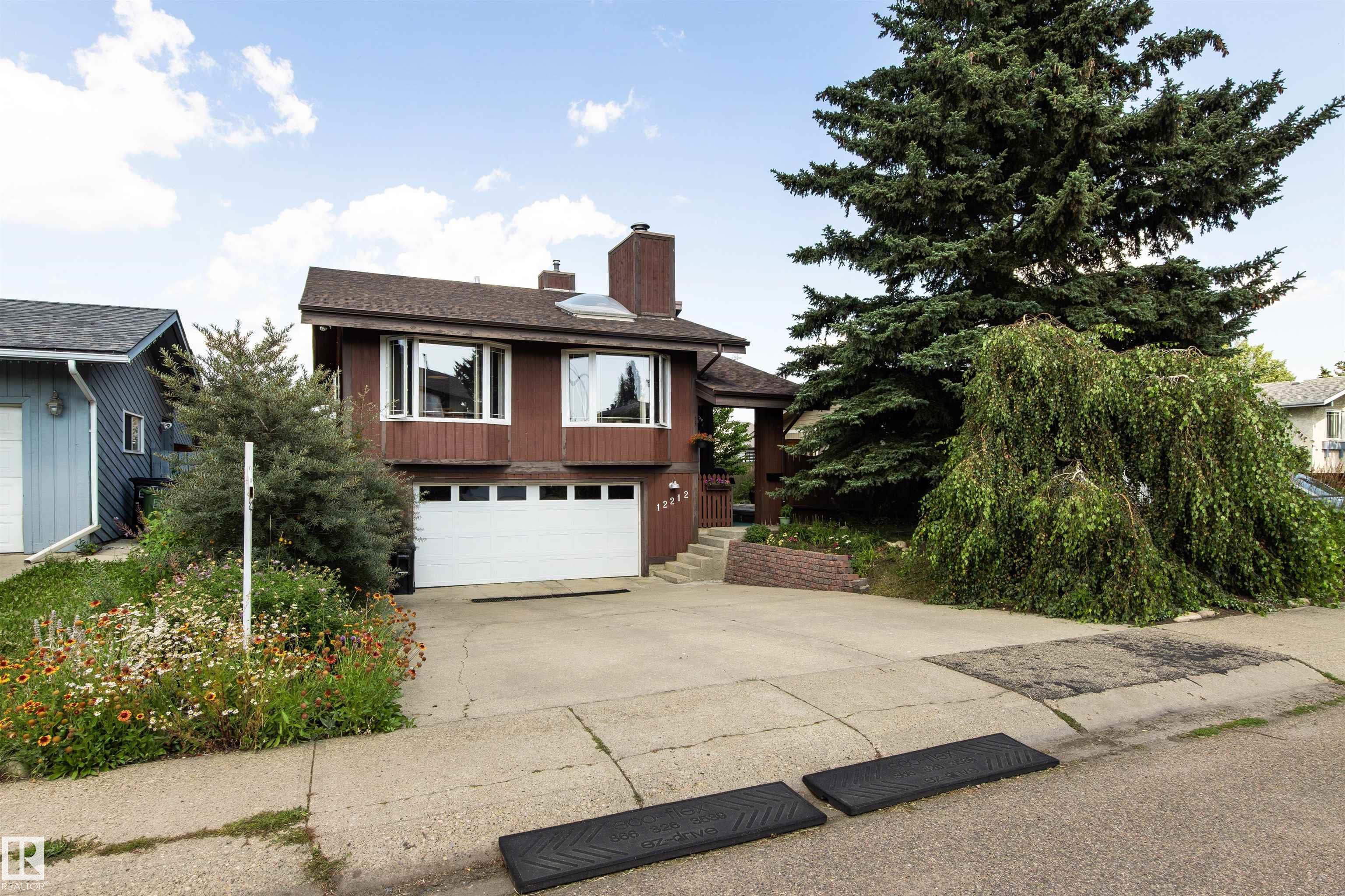 Photo 2 at 12212 151 Avenue NW, Caernarvon, Edmonton