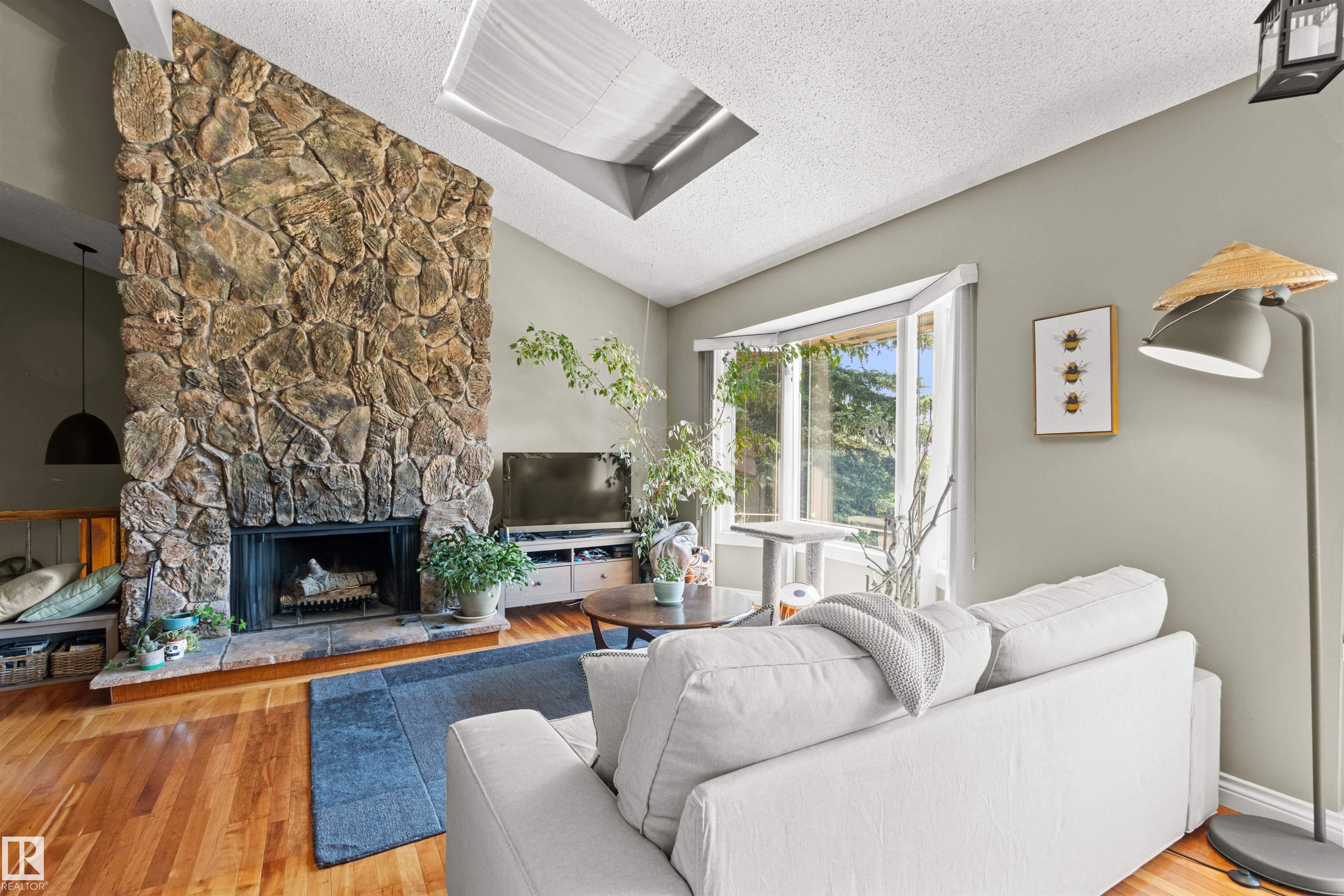Photo 14 at 12212 151 Avenue NW, Caernarvon, Edmonton