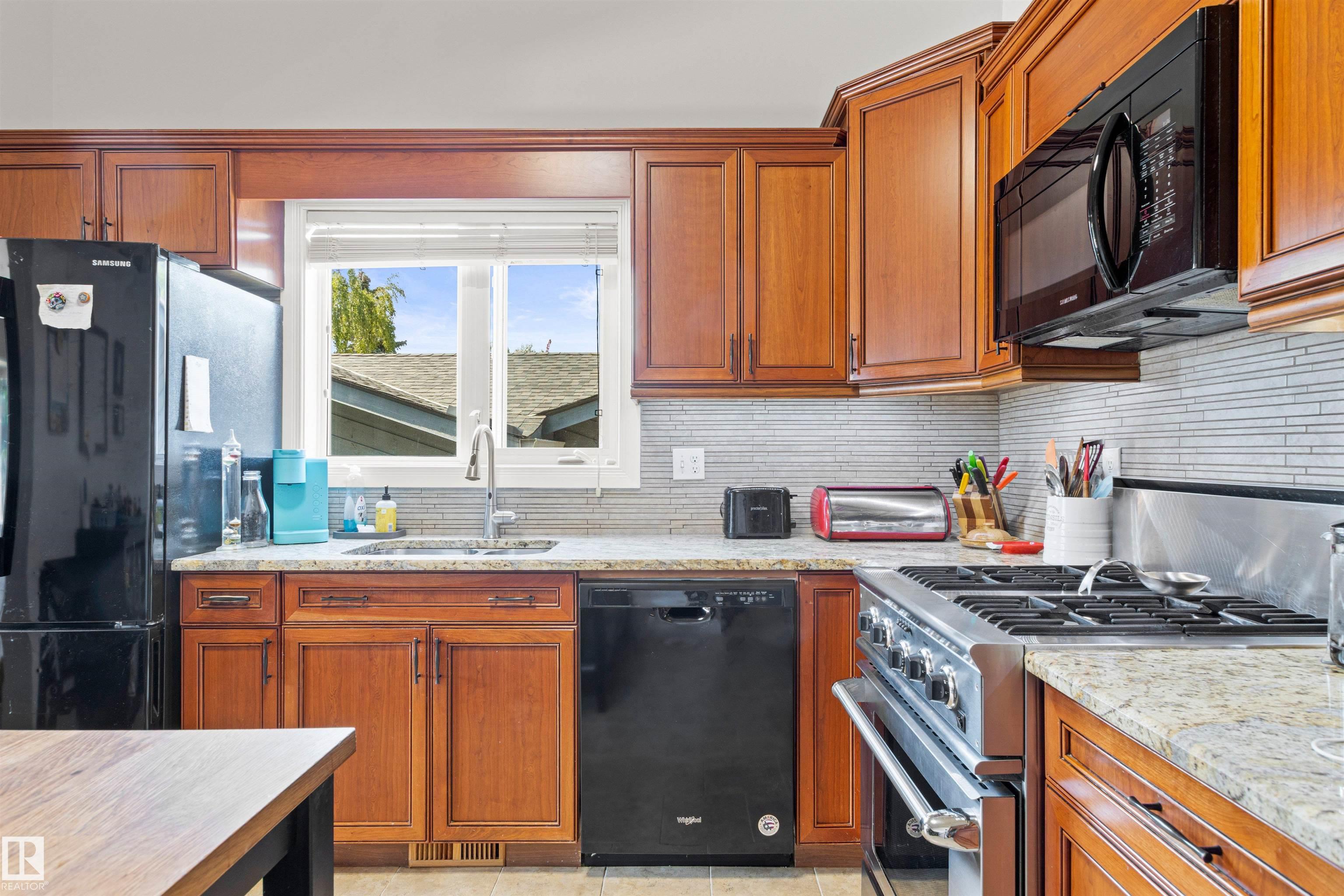 Photo 21 at 12212 151 Avenue NW, Caernarvon, Edmonton