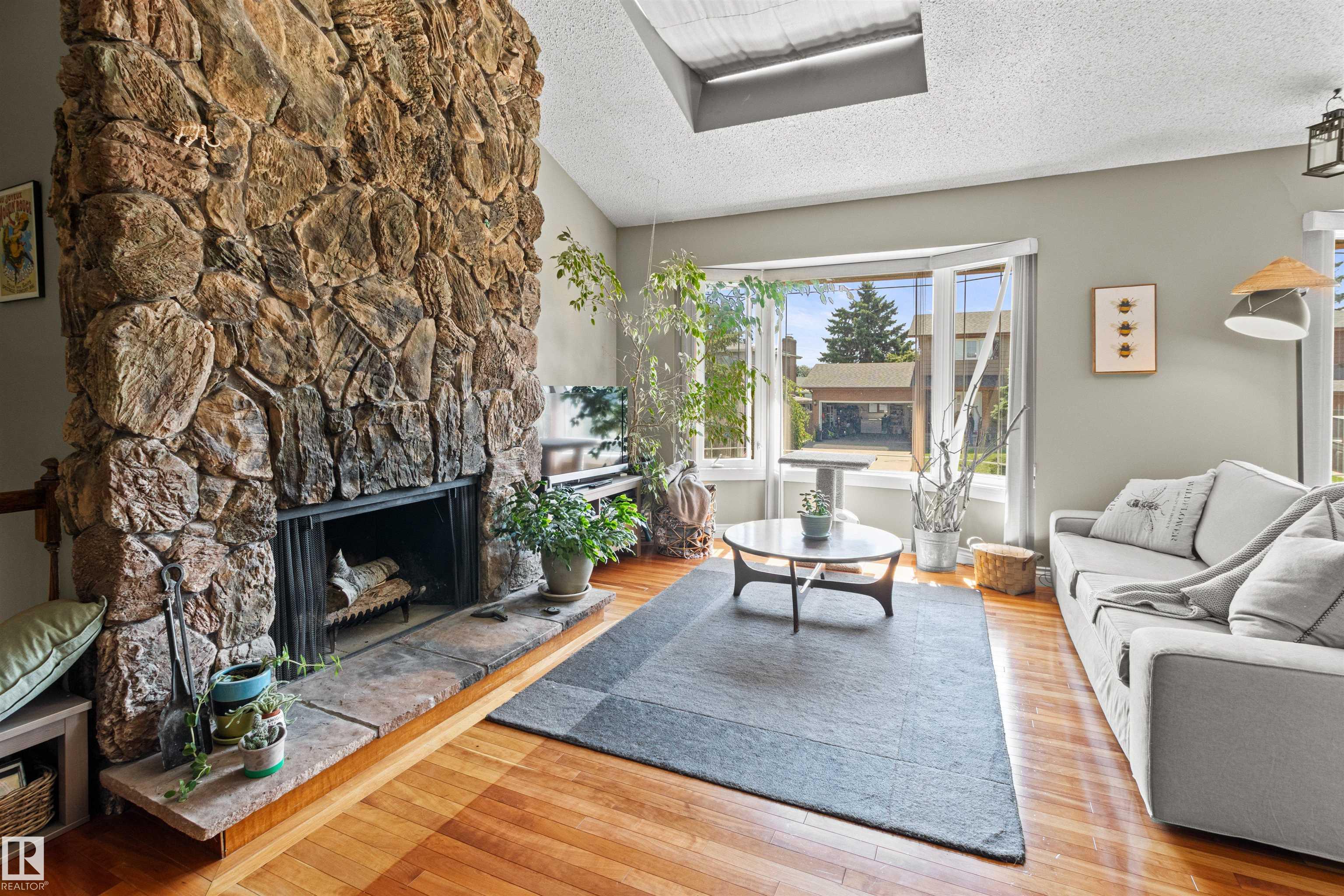 Photo 9 at 12212 151 Avenue NW, Caernarvon, Edmonton