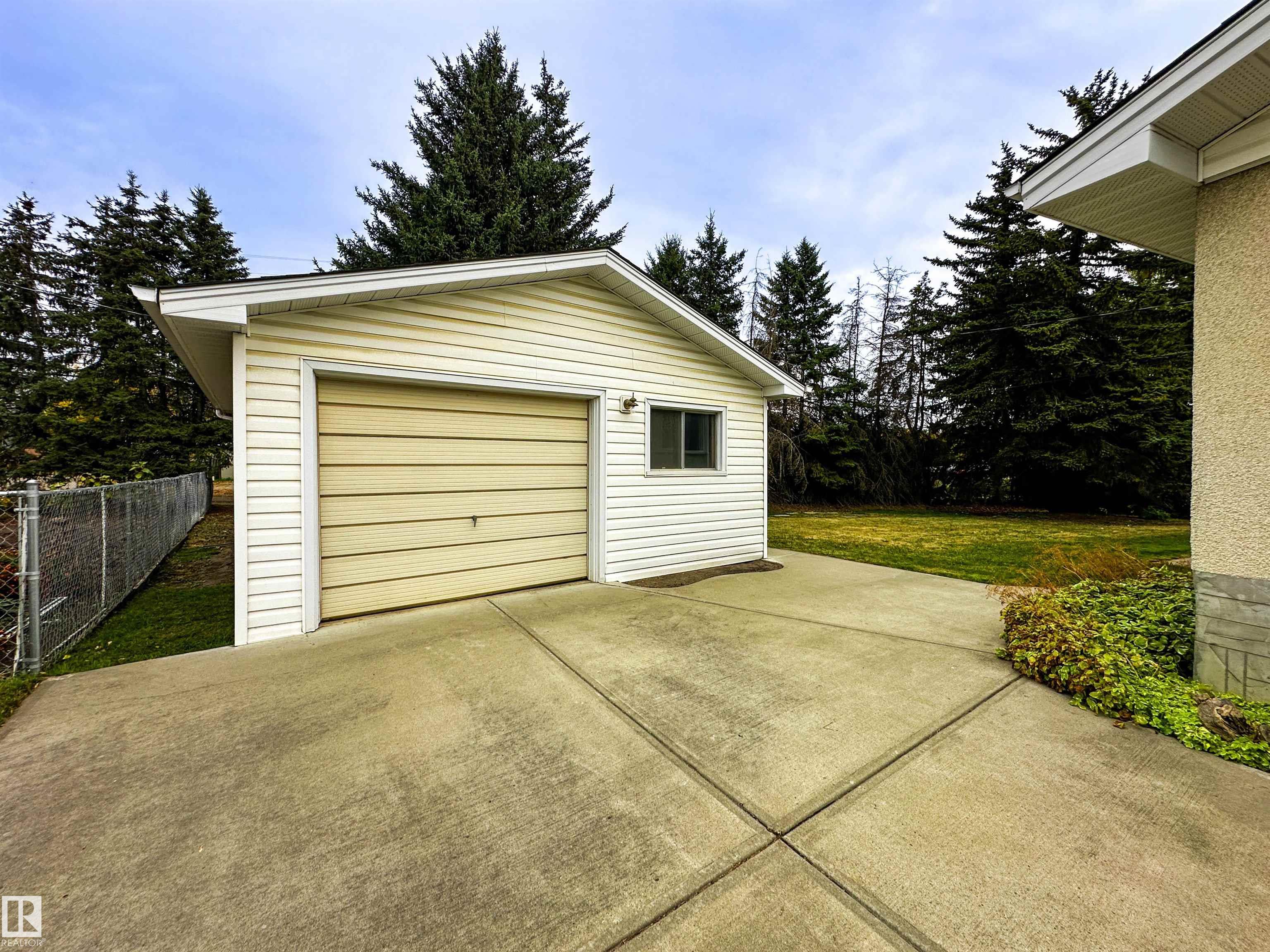 Photo 53 at 107 Andrews Crescent, City Centre, Spruce Grove