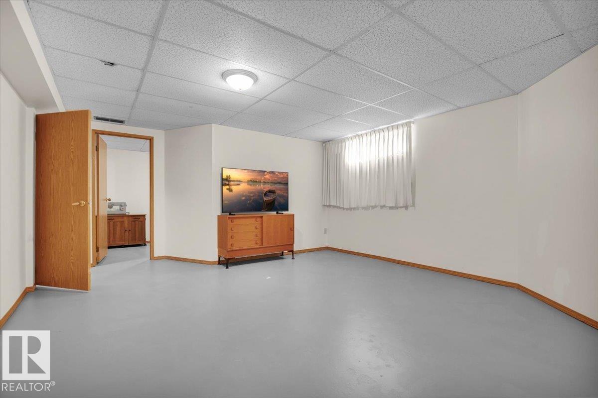 Photo 25 at 10724 153 Avenue NW, Beaumaris, Edmonton