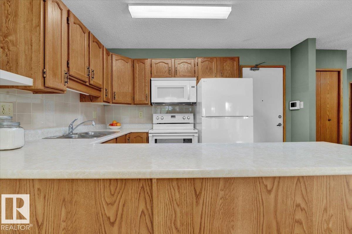 Photo 5 at 10724 153 Avenue NW, Beaumaris, Edmonton