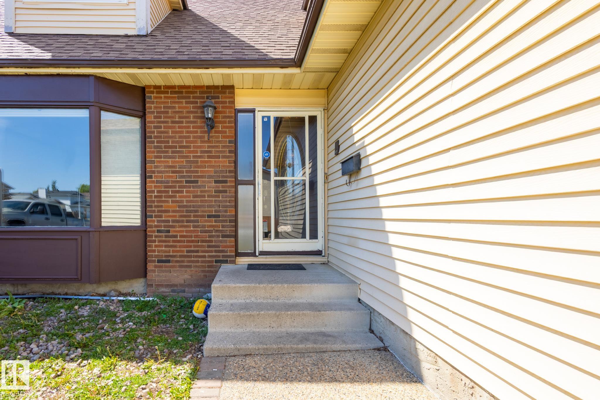 Photo 2 at 18012 96 Street NW, Lago Lindo, Edmonton
