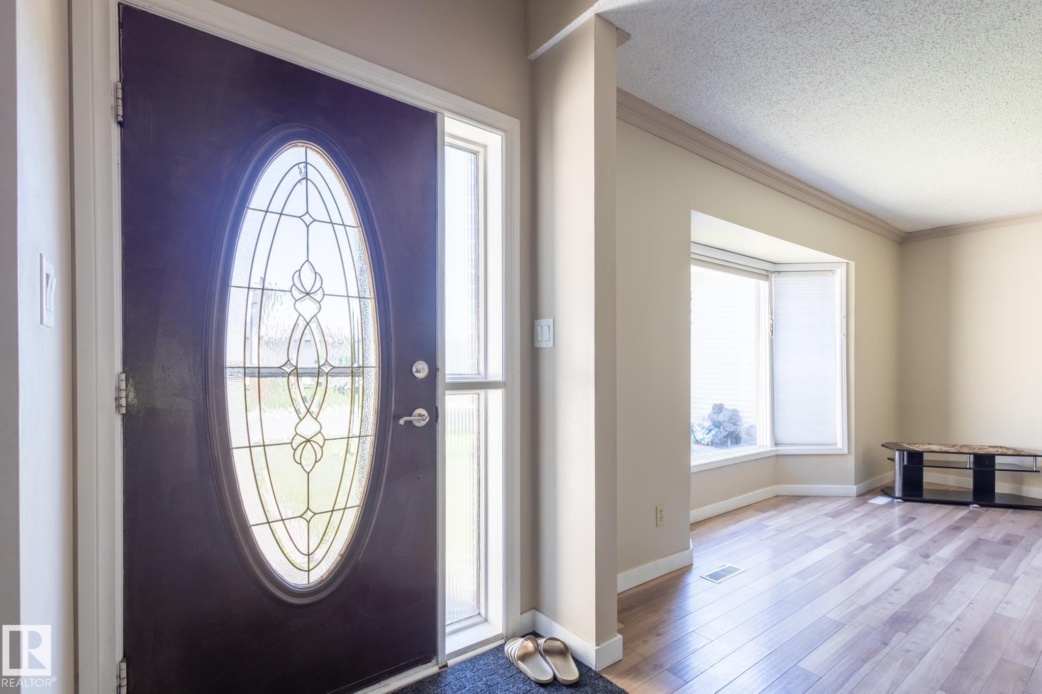 Photo 3 at 18012 96 Street NW, Lago Lindo, Edmonton