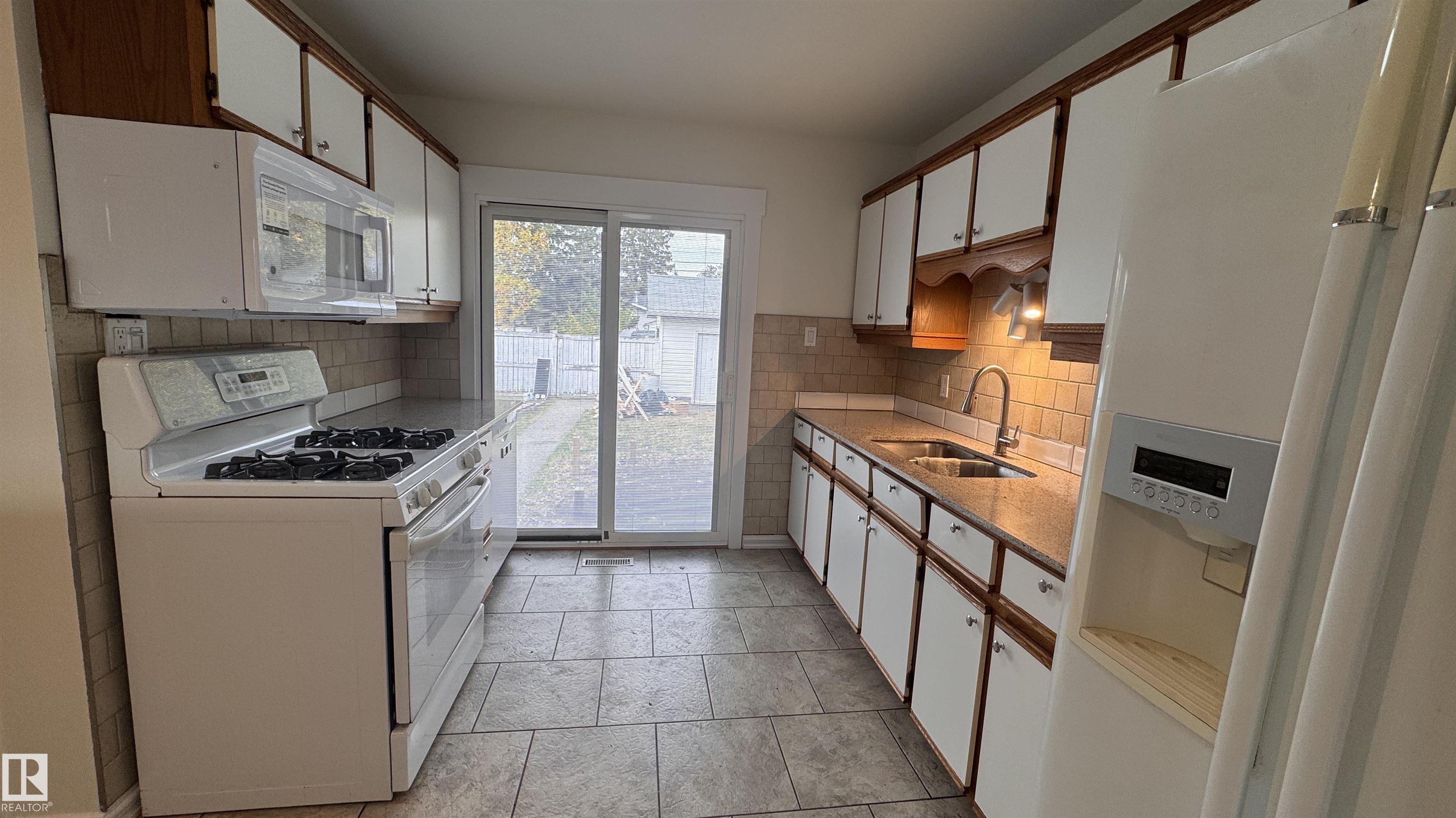 Photo 11 at 11022 160a Street NW, Mayfield, Edmonton