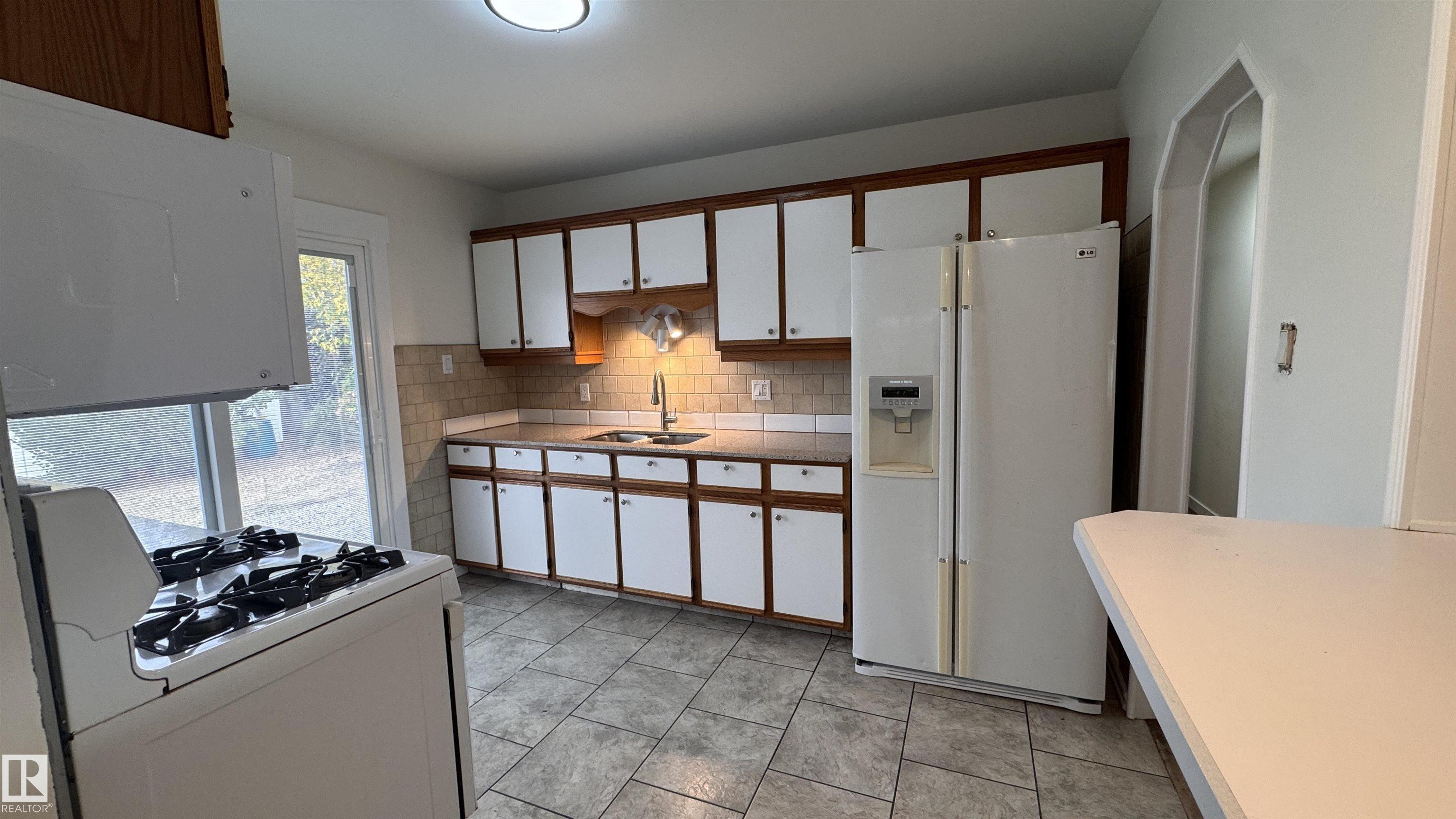 Photo 10 at 11022 160a Street NW, Mayfield, Edmonton