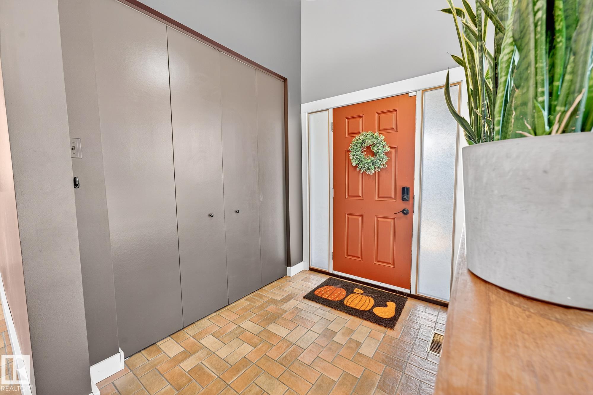 Photo 11 at 11524 152b Avenue NW, Caernarvon, Edmonton