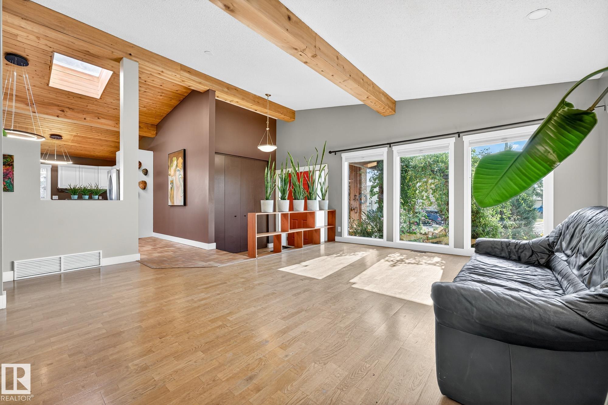 Photo 14 at 11524 152b Avenue NW, Caernarvon, Edmonton