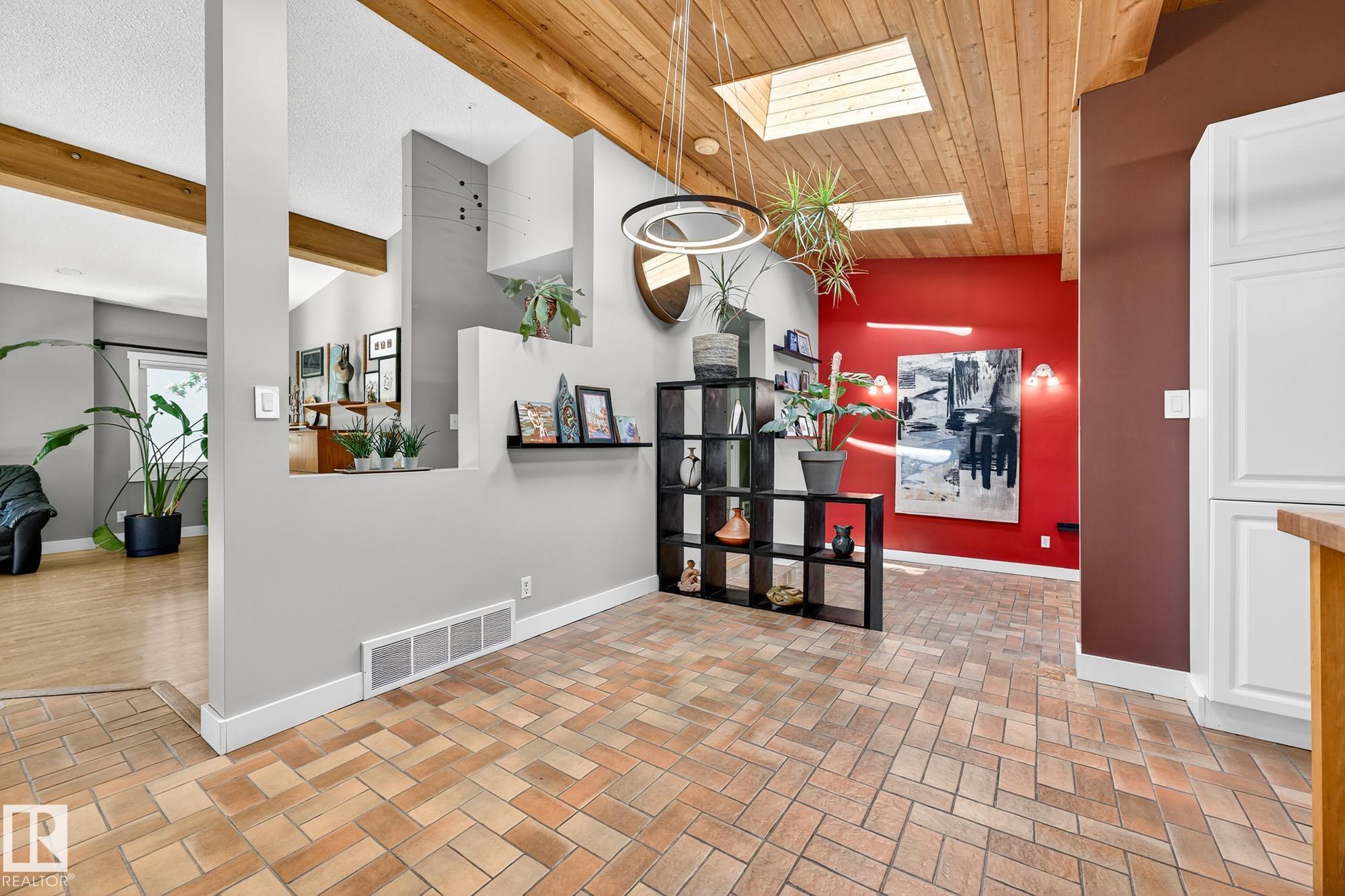 Photo 18 at 11524 152b Avenue NW, Caernarvon, Edmonton