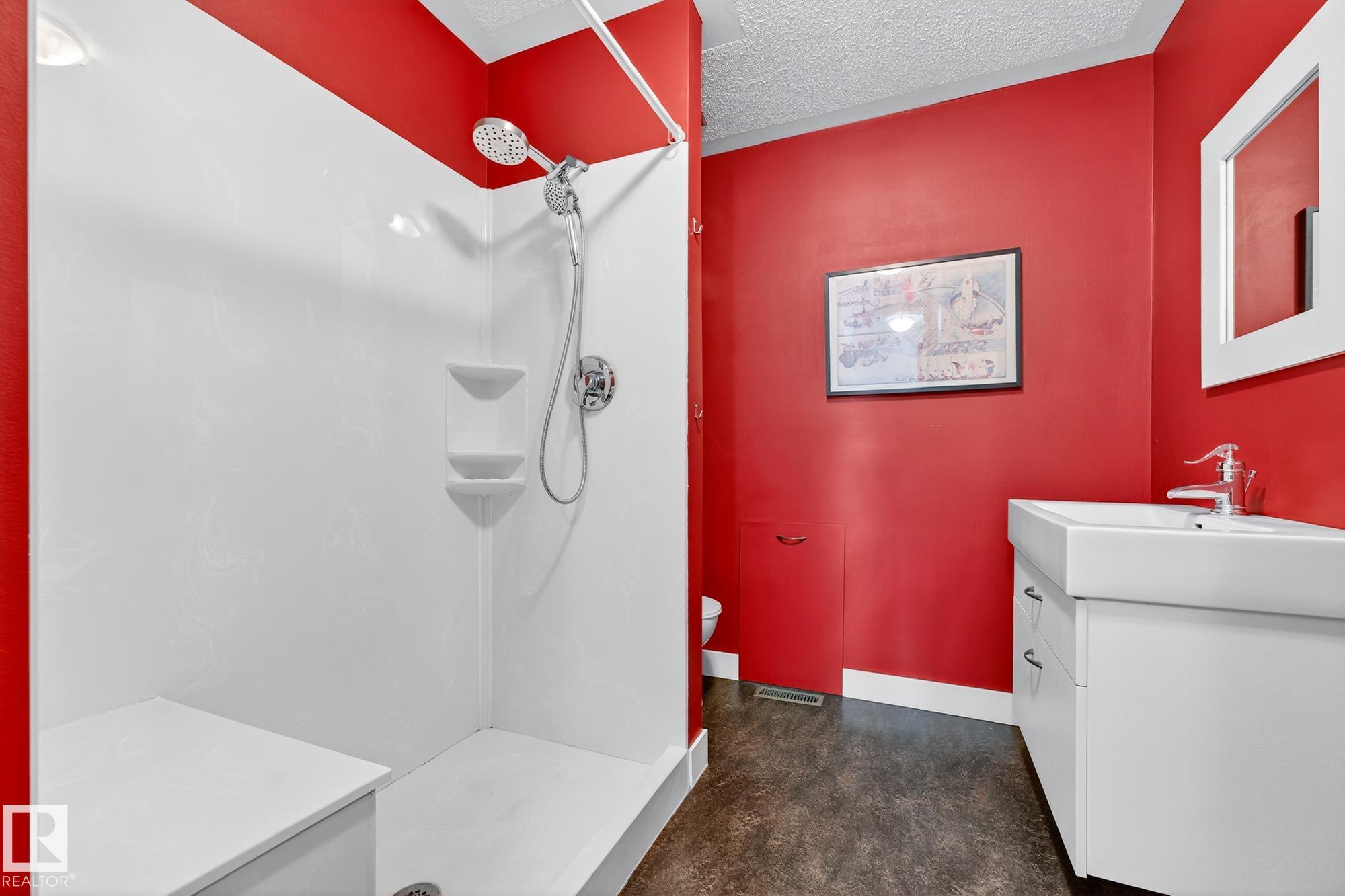 Photo 37 at 11524 152b Avenue NW, Caernarvon, Edmonton
