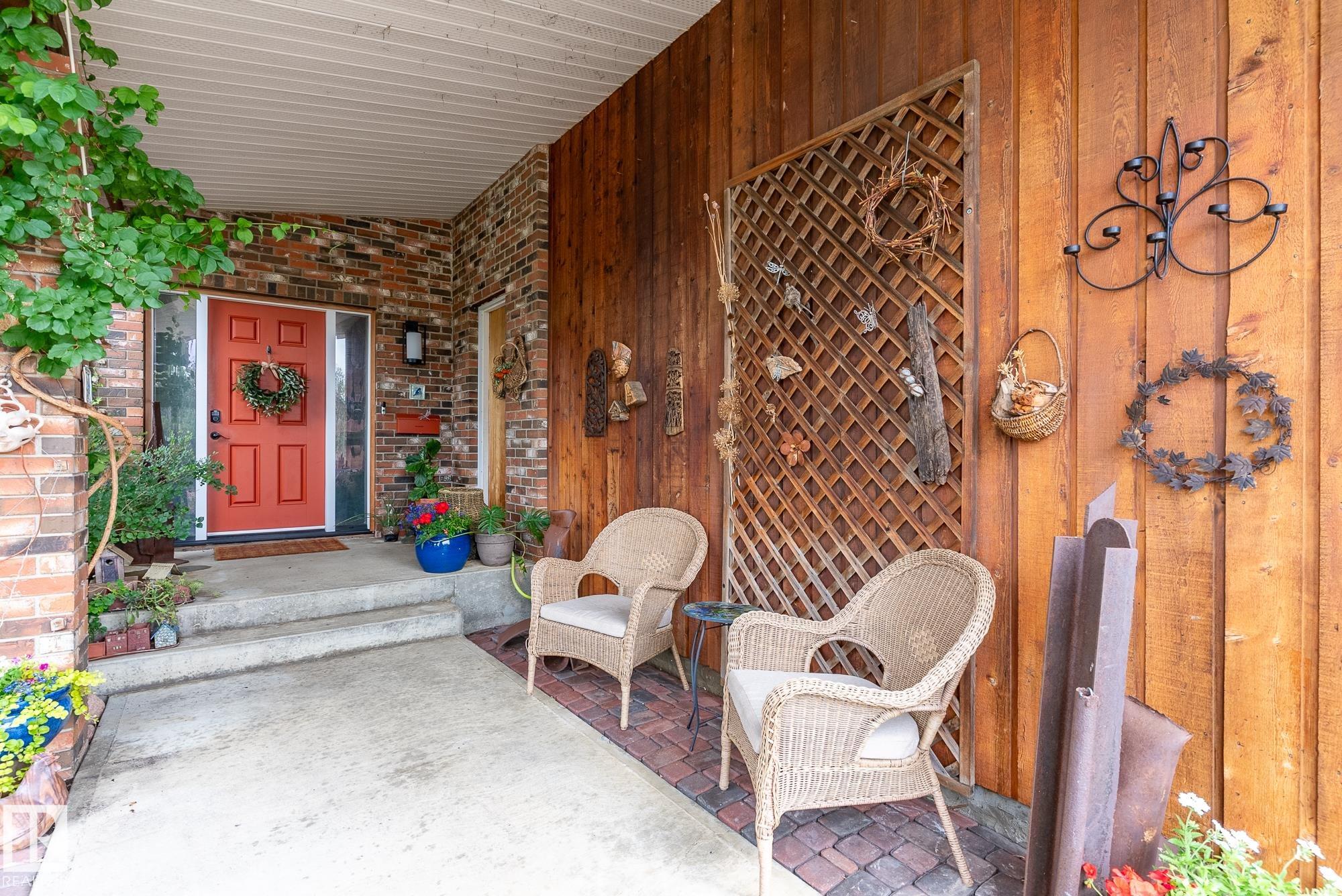 Photo 9 at 11524 152b Avenue NW, Caernarvon, Edmonton