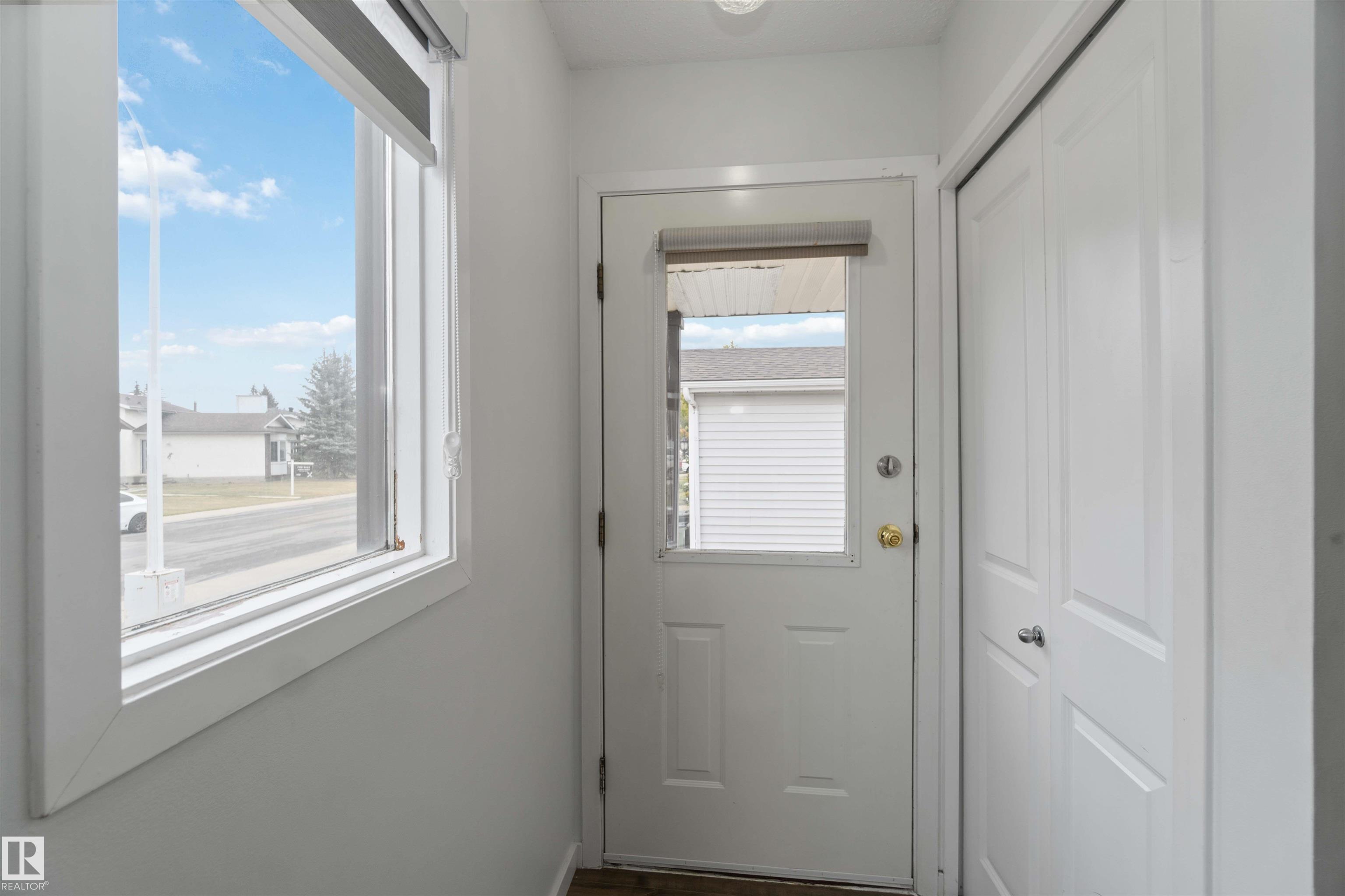 Photo 2 at 9339 175 Avenue NW, Lago Lindo, Edmonton
