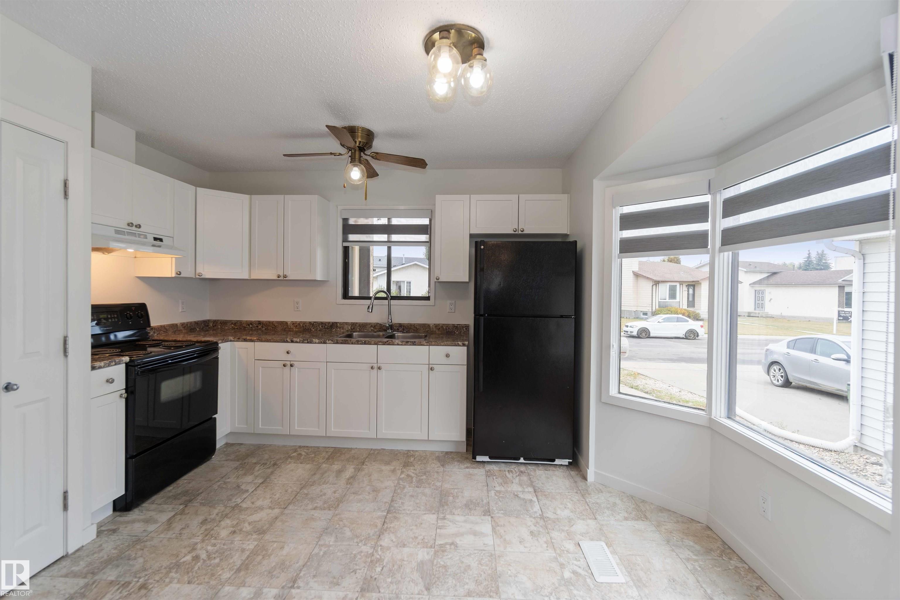 Photo 11 at 9339 175 Avenue NW, Lago Lindo, Edmonton