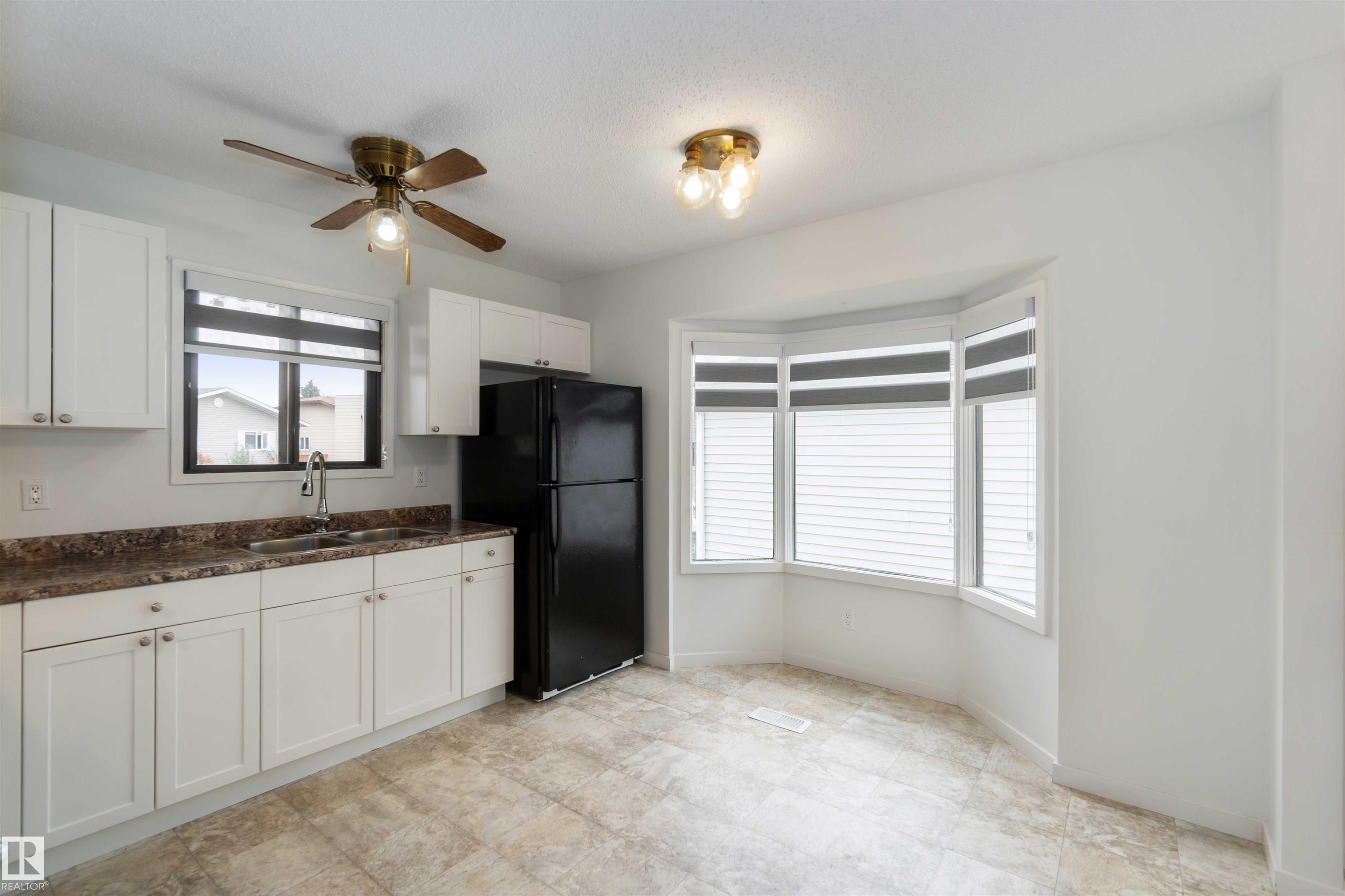 Photo 12 at 9339 175 Avenue NW, Lago Lindo, Edmonton