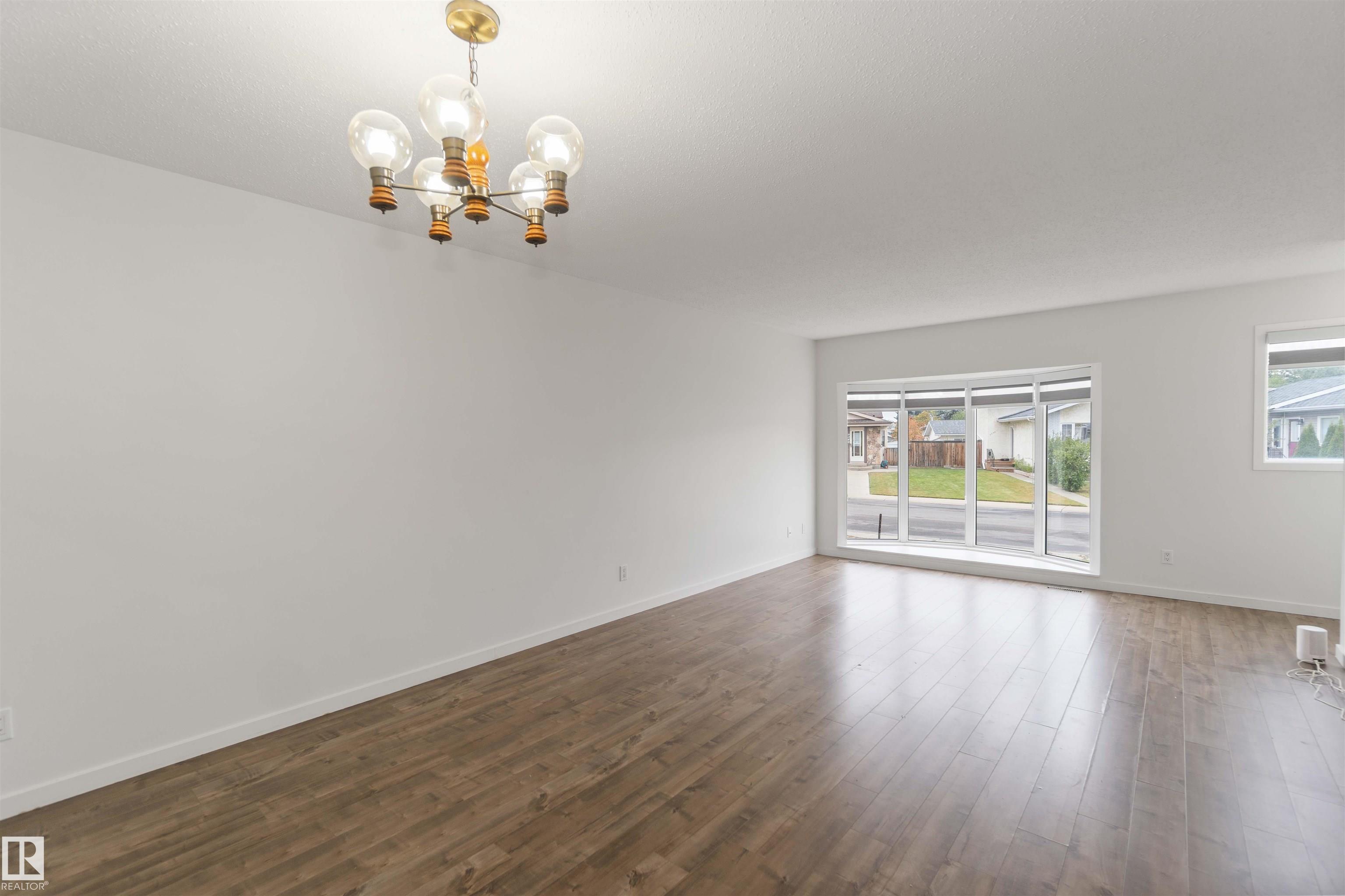 Photo 7 at 9339 175 Avenue NW, Lago Lindo, Edmonton