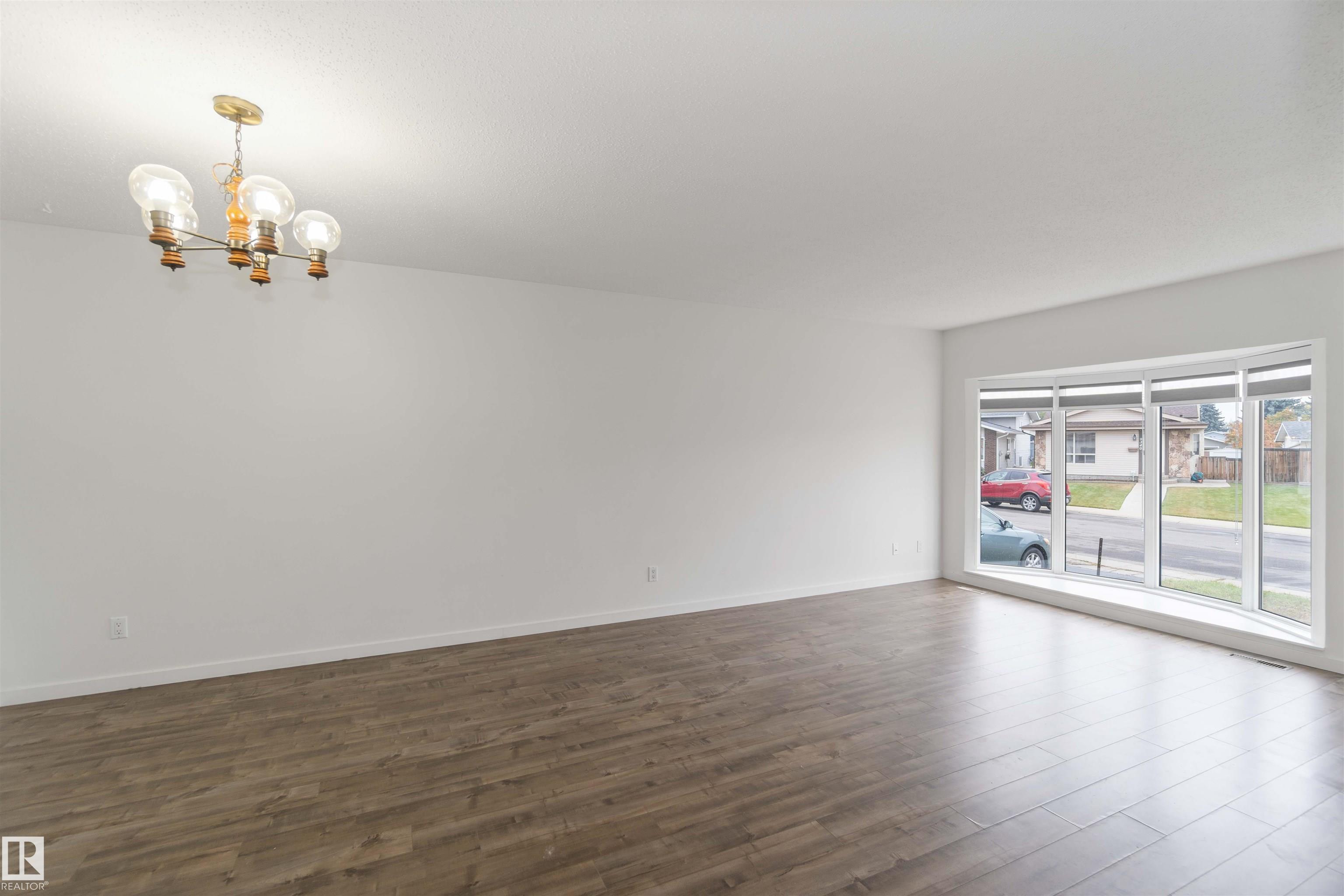 Photo 8 at 9339 175 Avenue NW, Lago Lindo, Edmonton