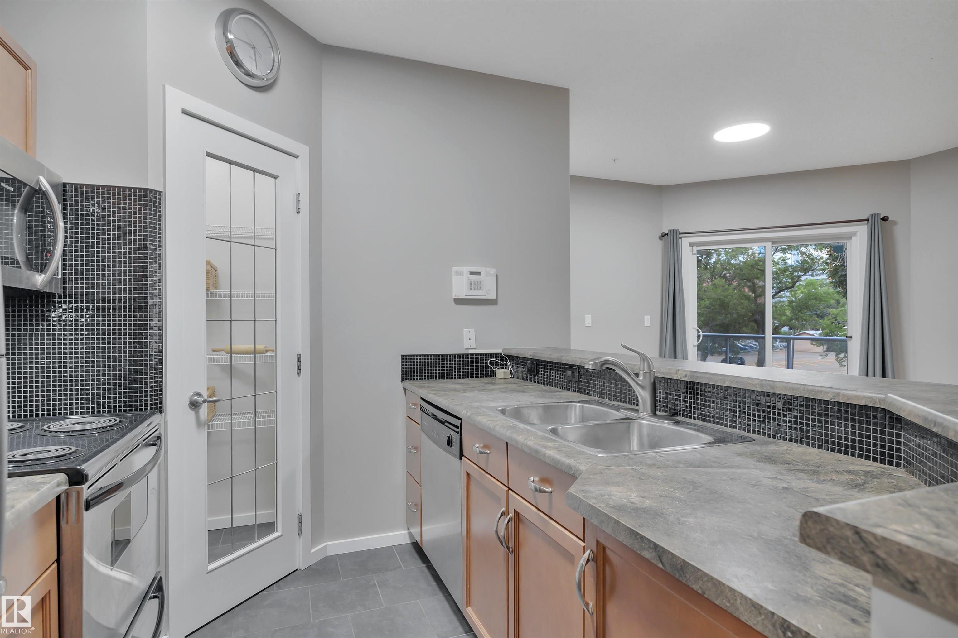 Photo 8 at 201 - 9910 111 Street NW, Wîhkwêntôwin, Edmonton