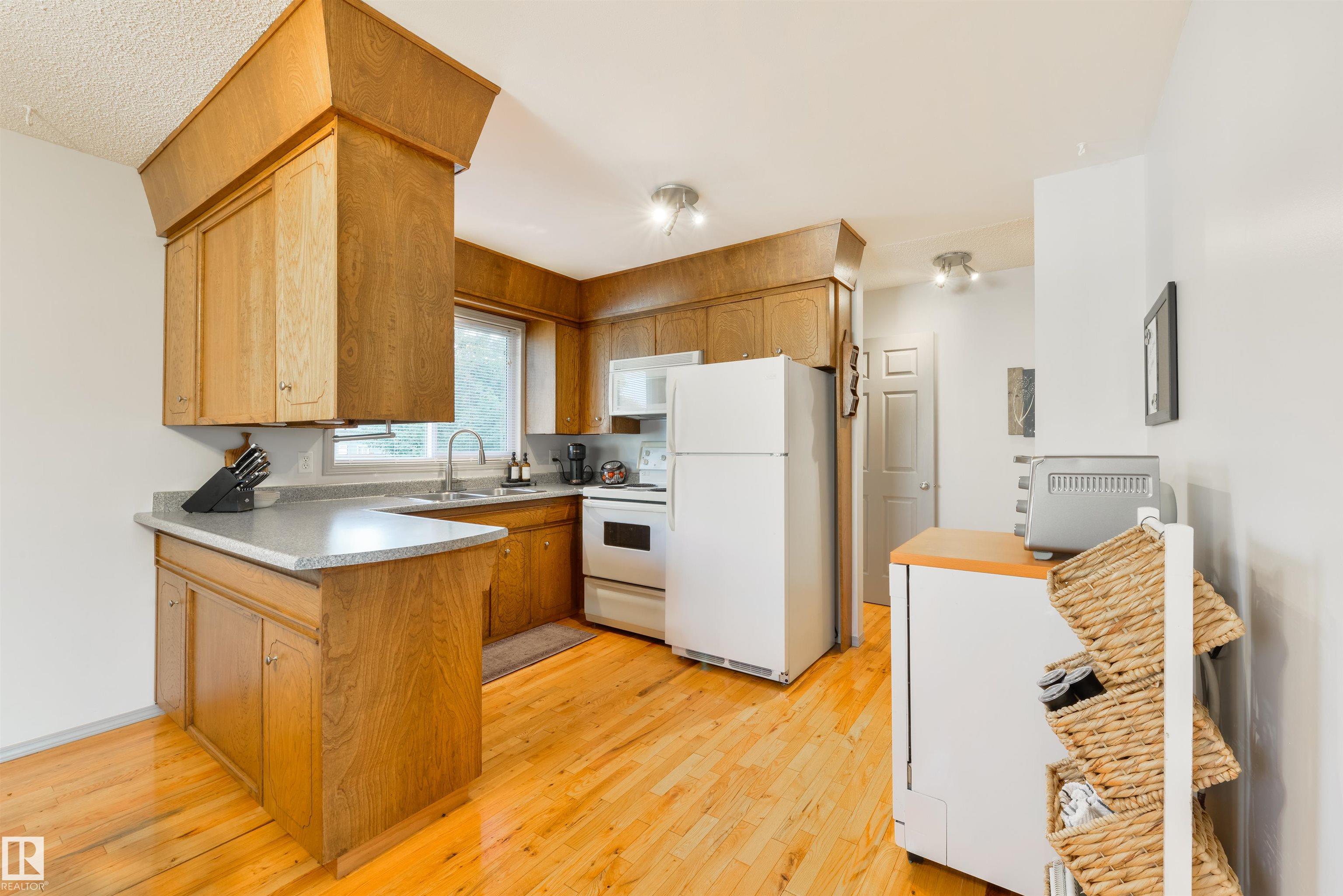 Photo 8 at 10524 35 Avenue NW, Duggan, Edmonton