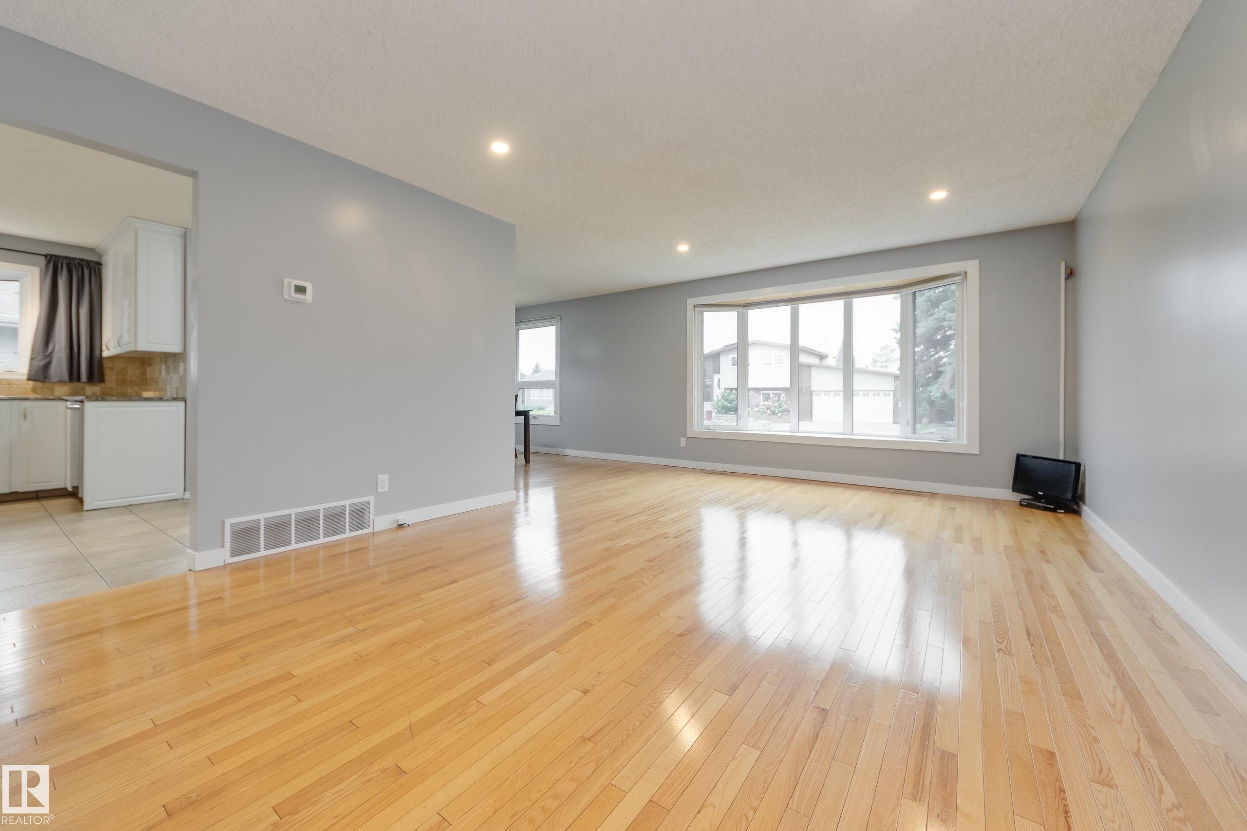 Photo 3 at 14615 29a Street NW, Kirkness, Edmonton