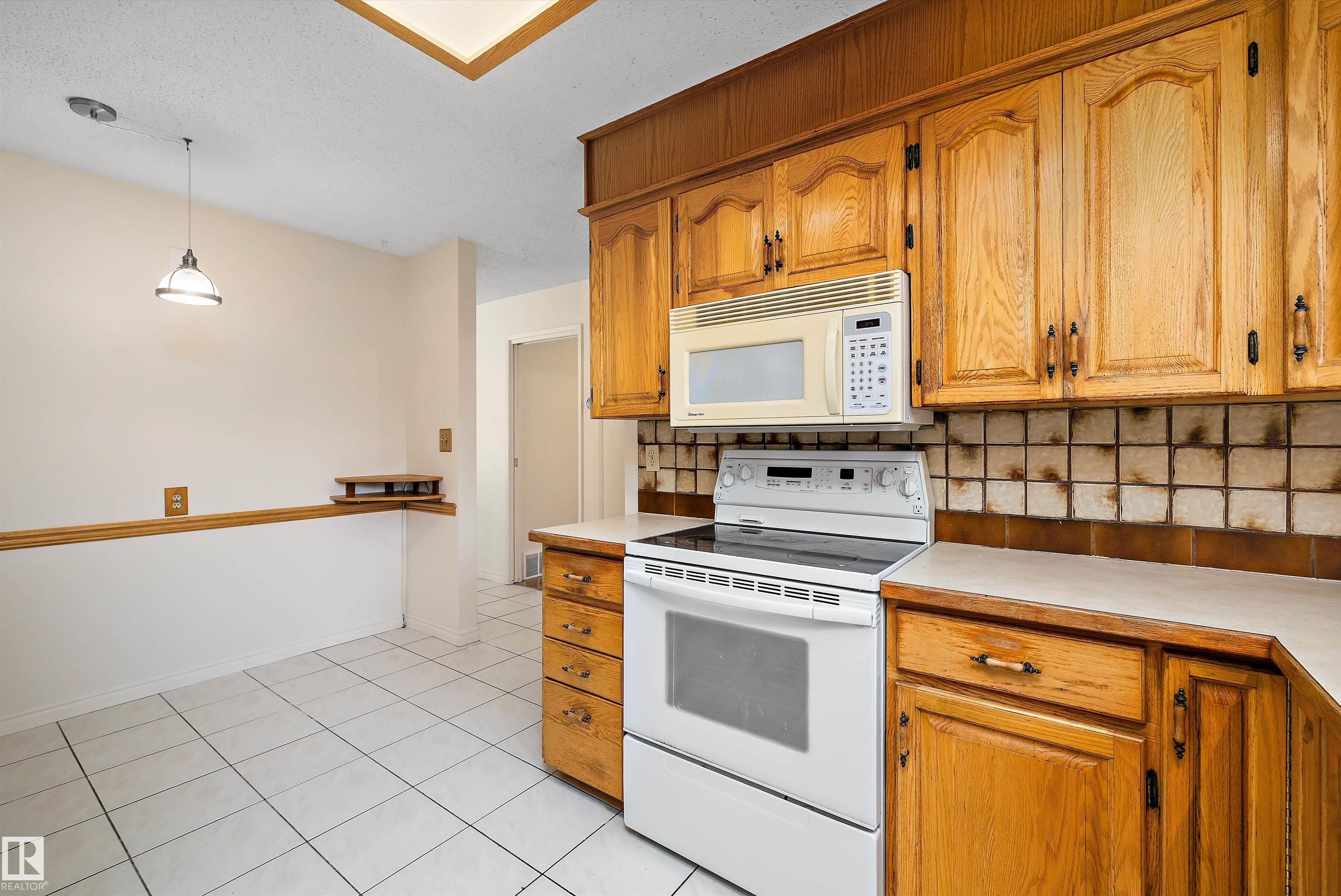 Photo 11 at 33 Afton Crescent, Akinsdale, St. Albert
