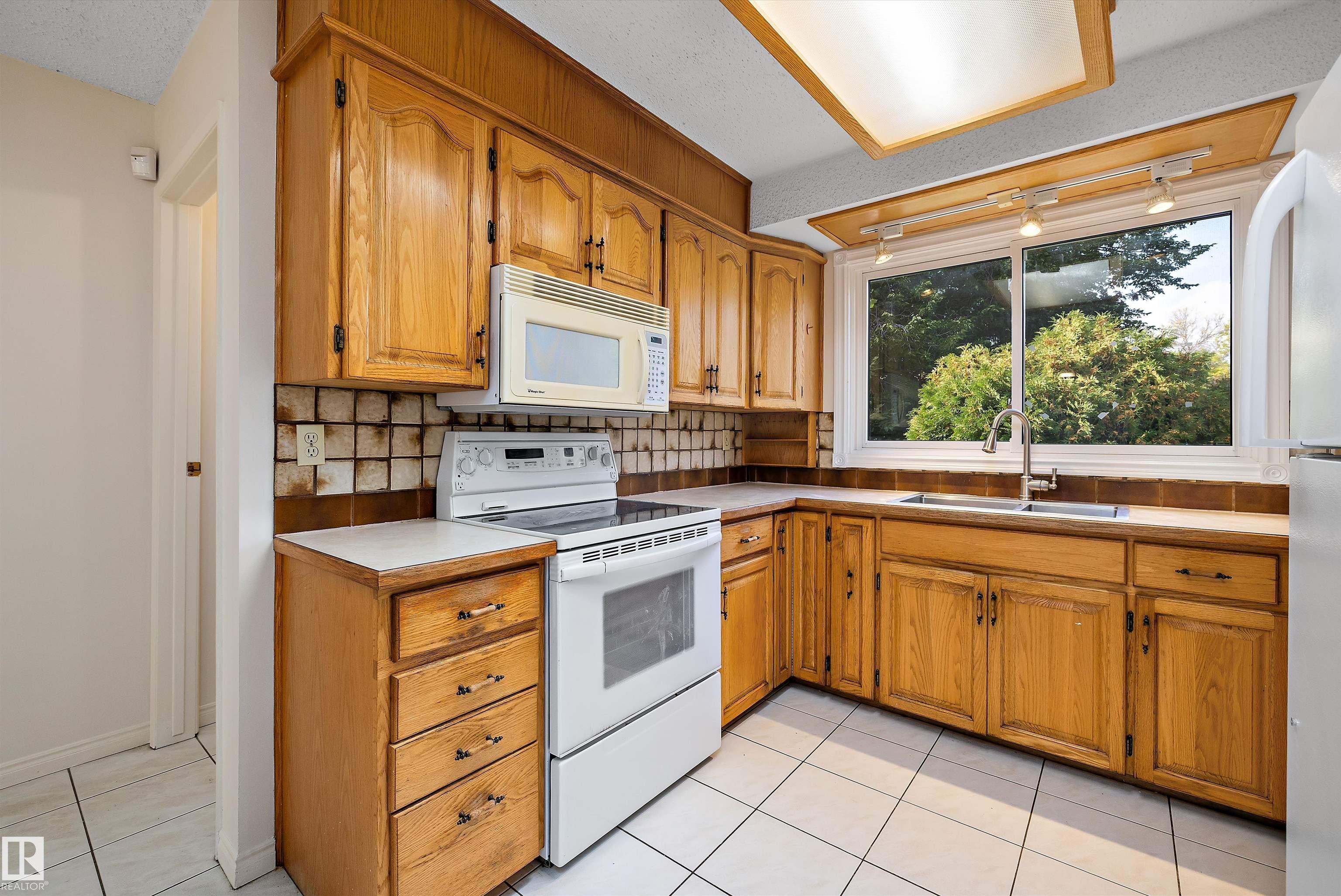 Photo 8 at 33 Afton Crescent, Akinsdale, St. Albert