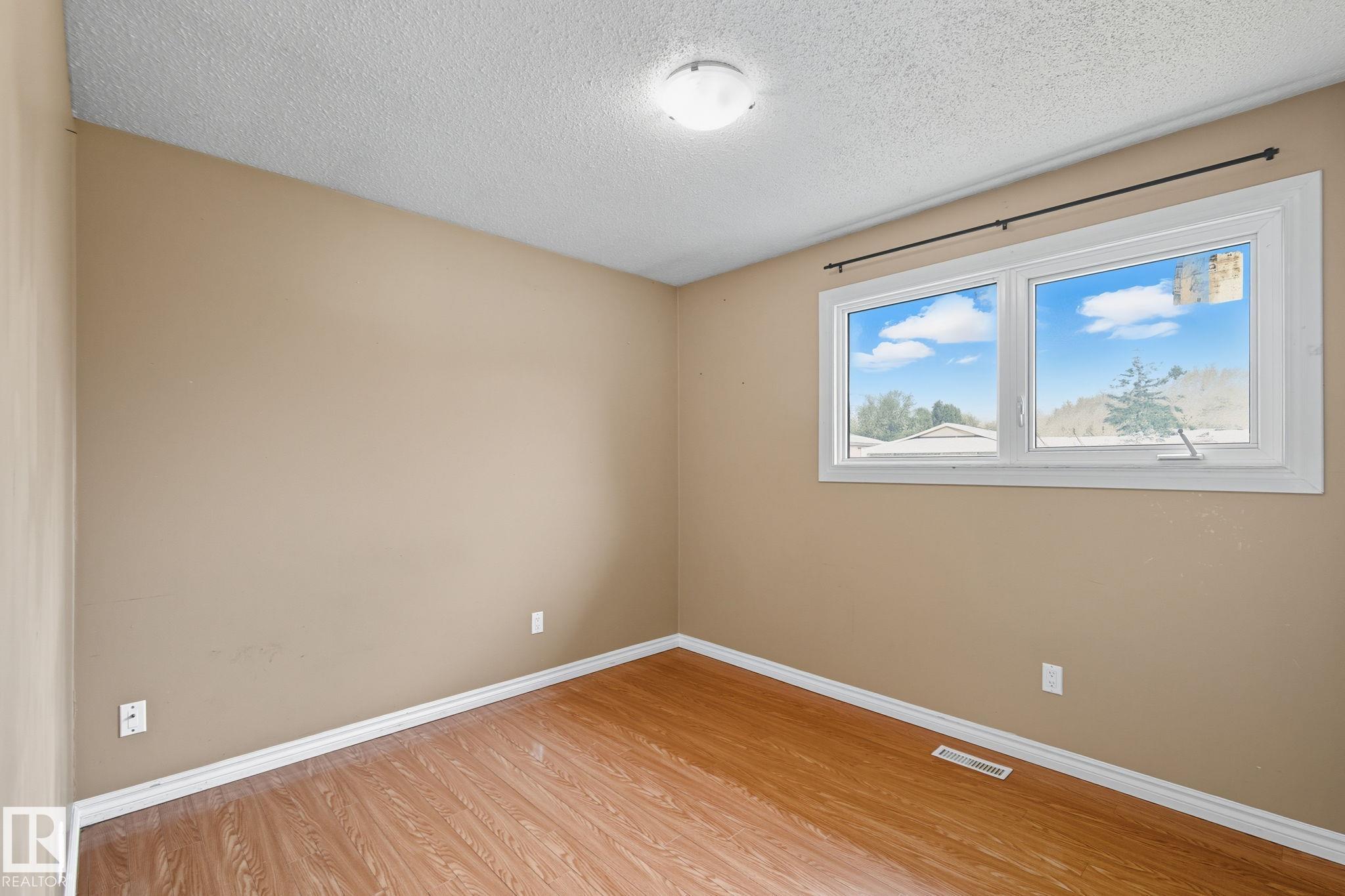 Photo 15 at 11736 152 Avenue NW, Caernarvon, Edmonton