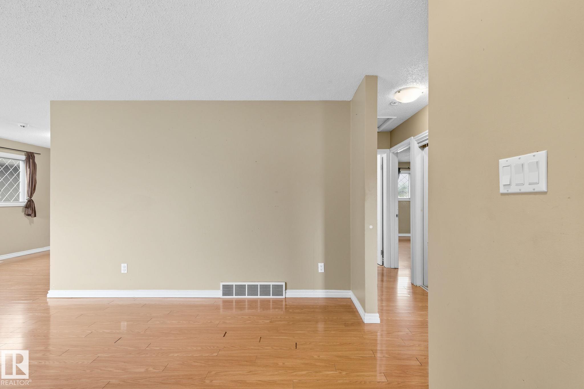 Photo 4 at 11736 152 Avenue NW, Caernarvon, Edmonton