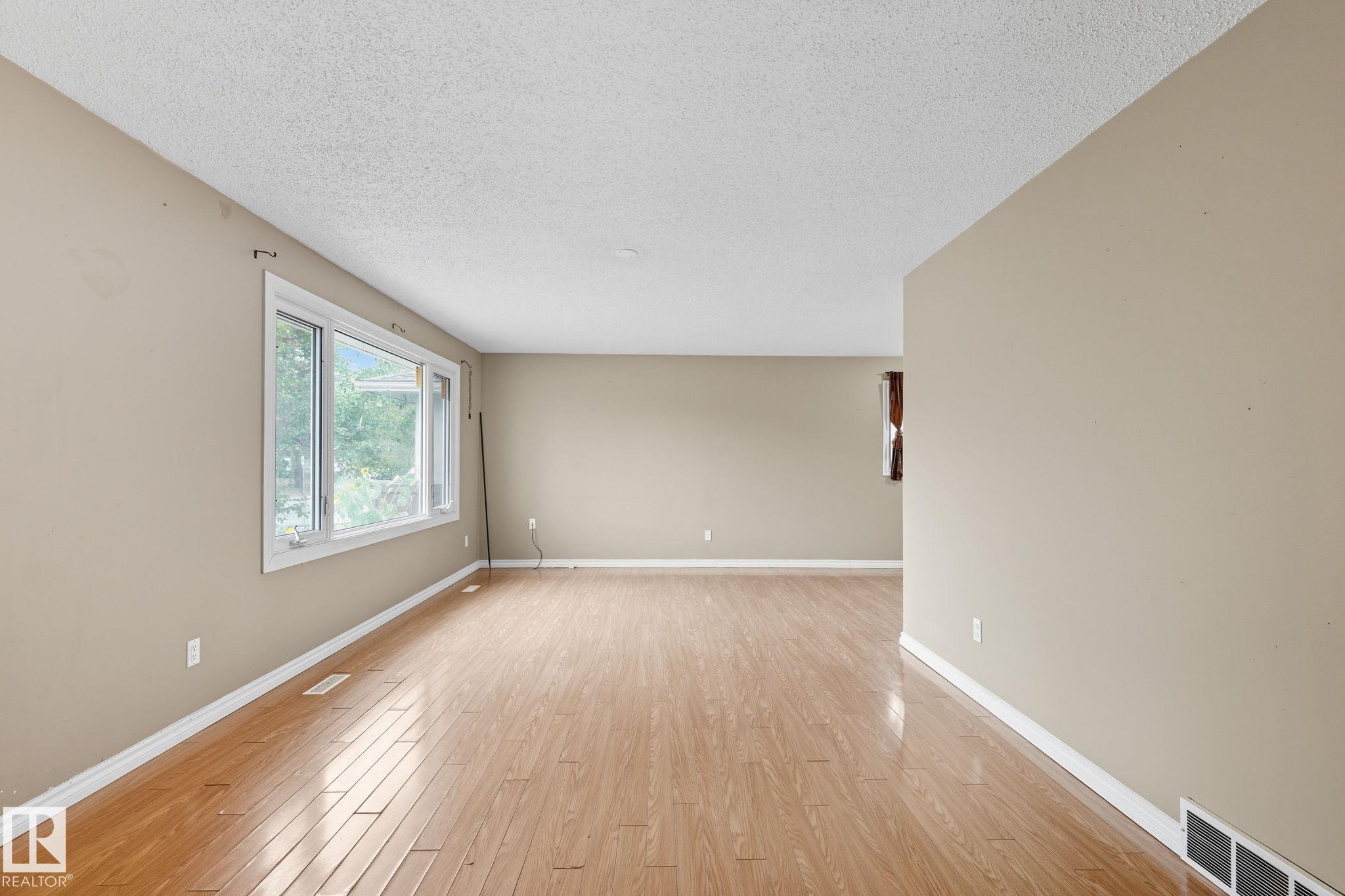 Photo 5 at 11736 152 Avenue NW, Caernarvon, Edmonton