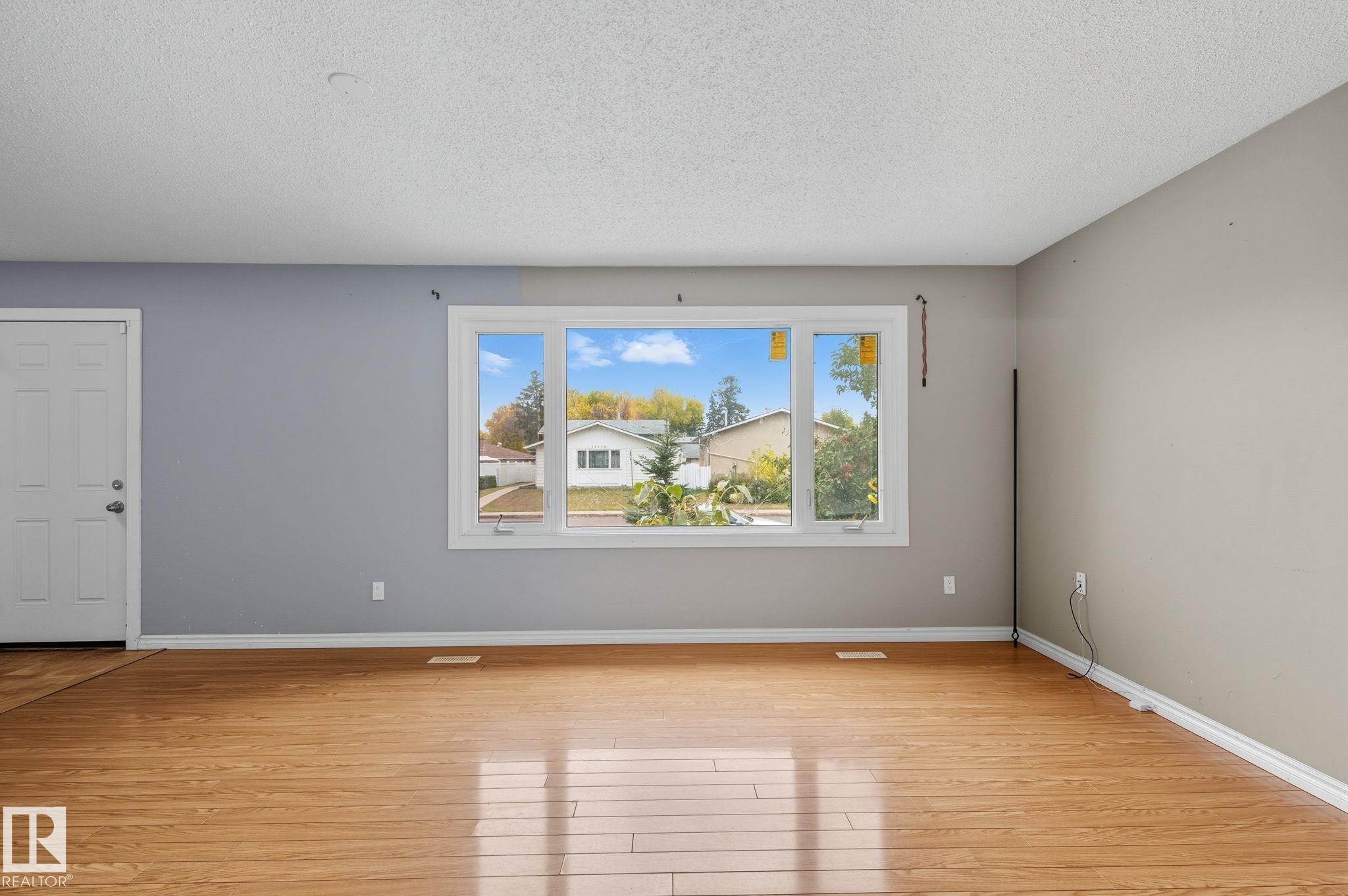 Photo 6 at 11736 152 Avenue NW, Caernarvon, Edmonton
