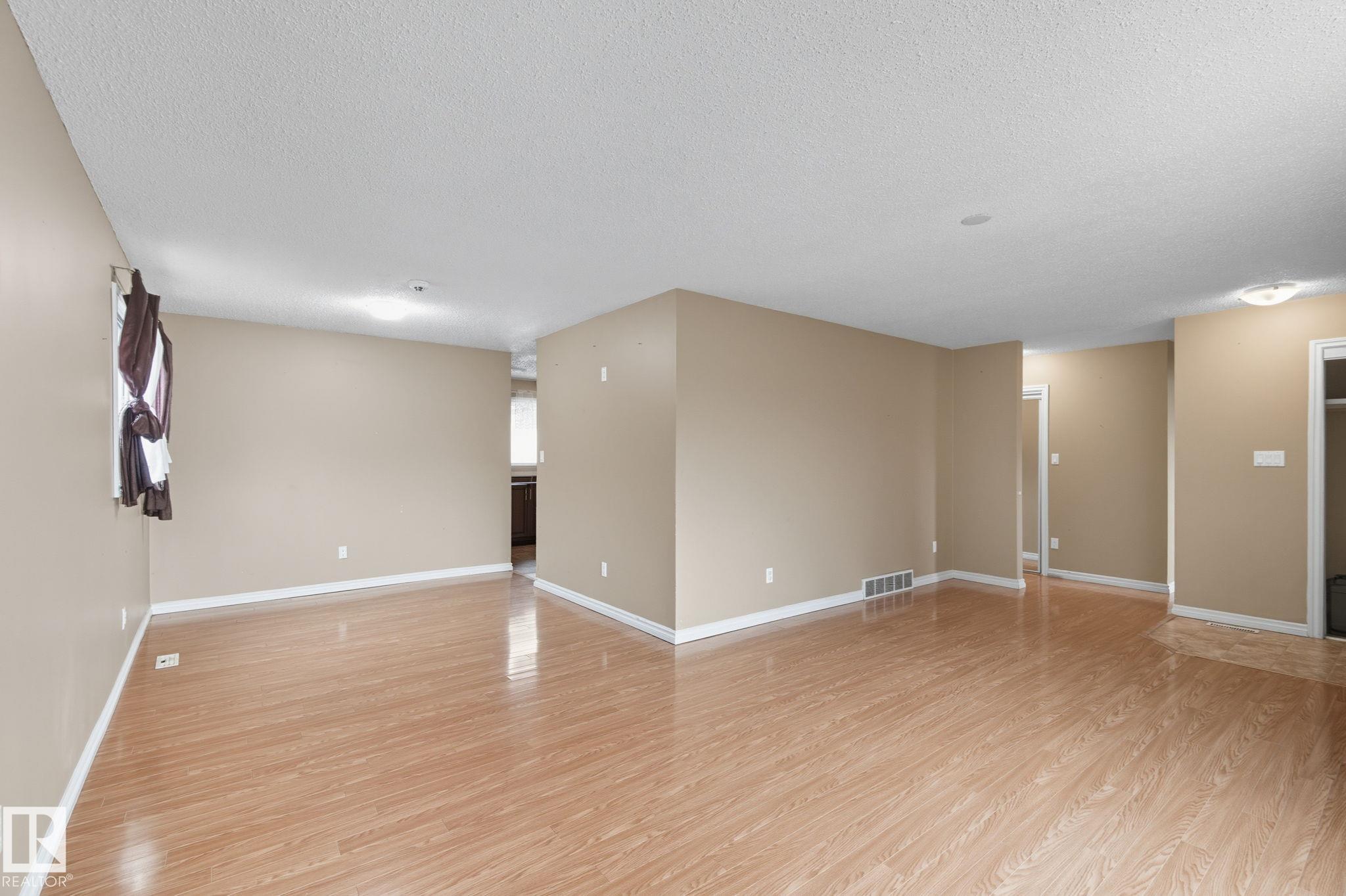 Photo 7 at 11736 152 Avenue NW, Caernarvon, Edmonton
