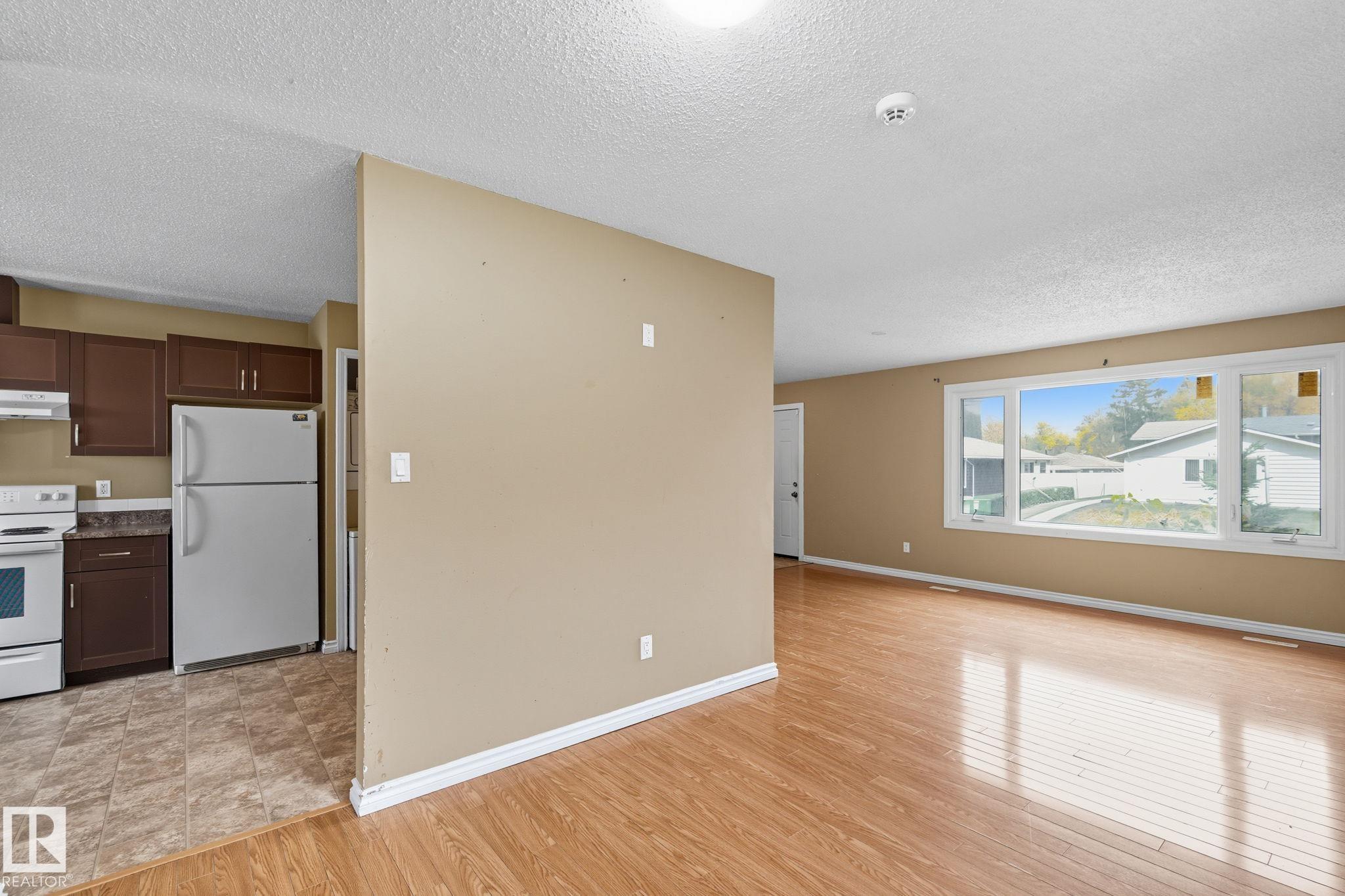 Photo 8 at 11736 152 Avenue NW, Caernarvon, Edmonton