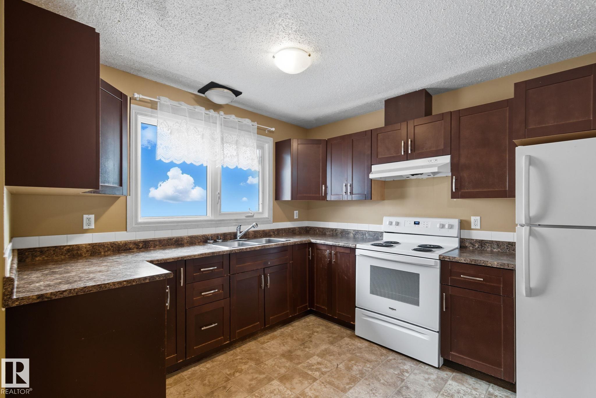 Photo 9 at 11736 152 Avenue NW, Caernarvon, Edmonton