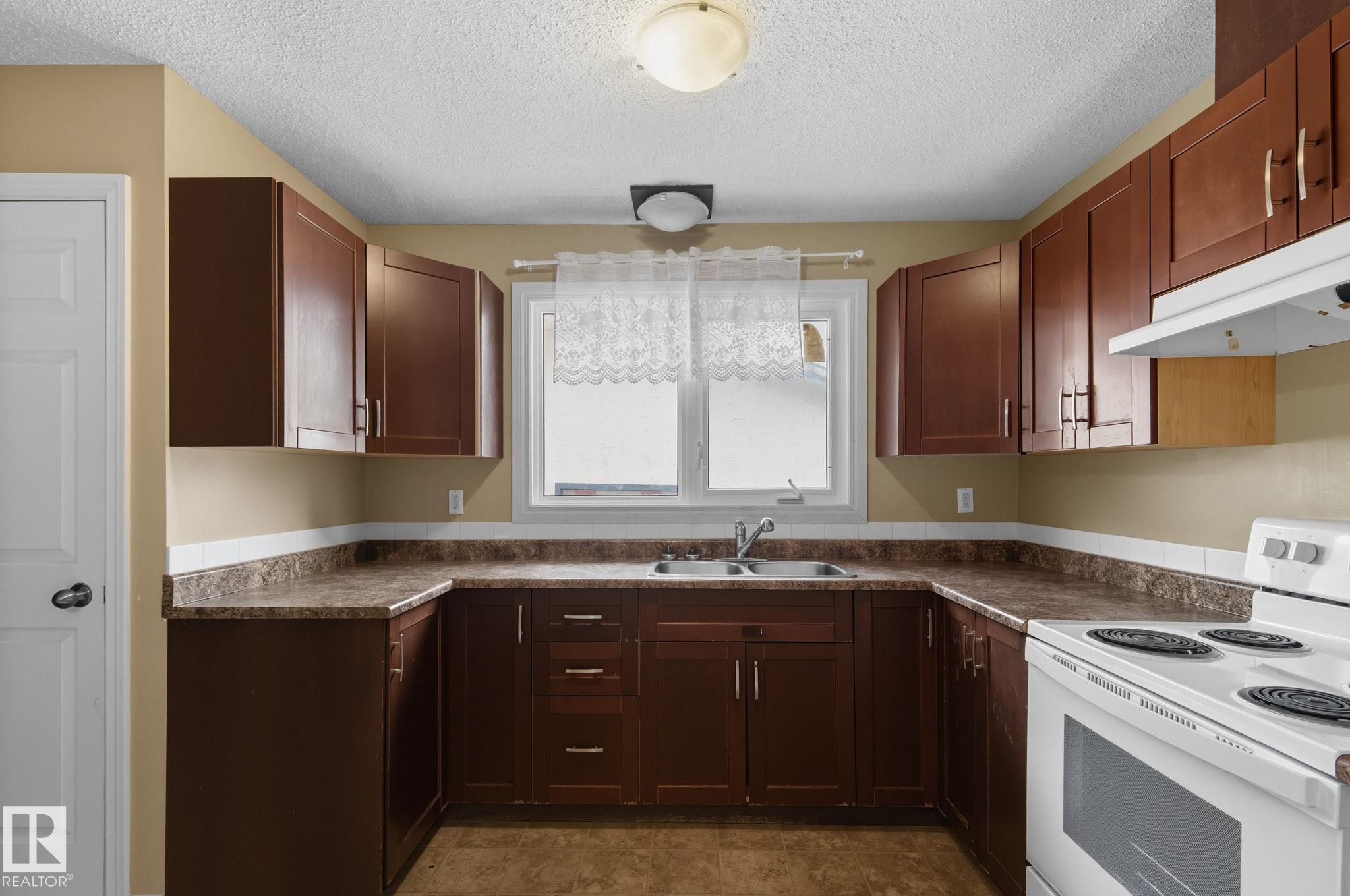 Photo 10 at 11736 152 Avenue NW, Caernarvon, Edmonton
