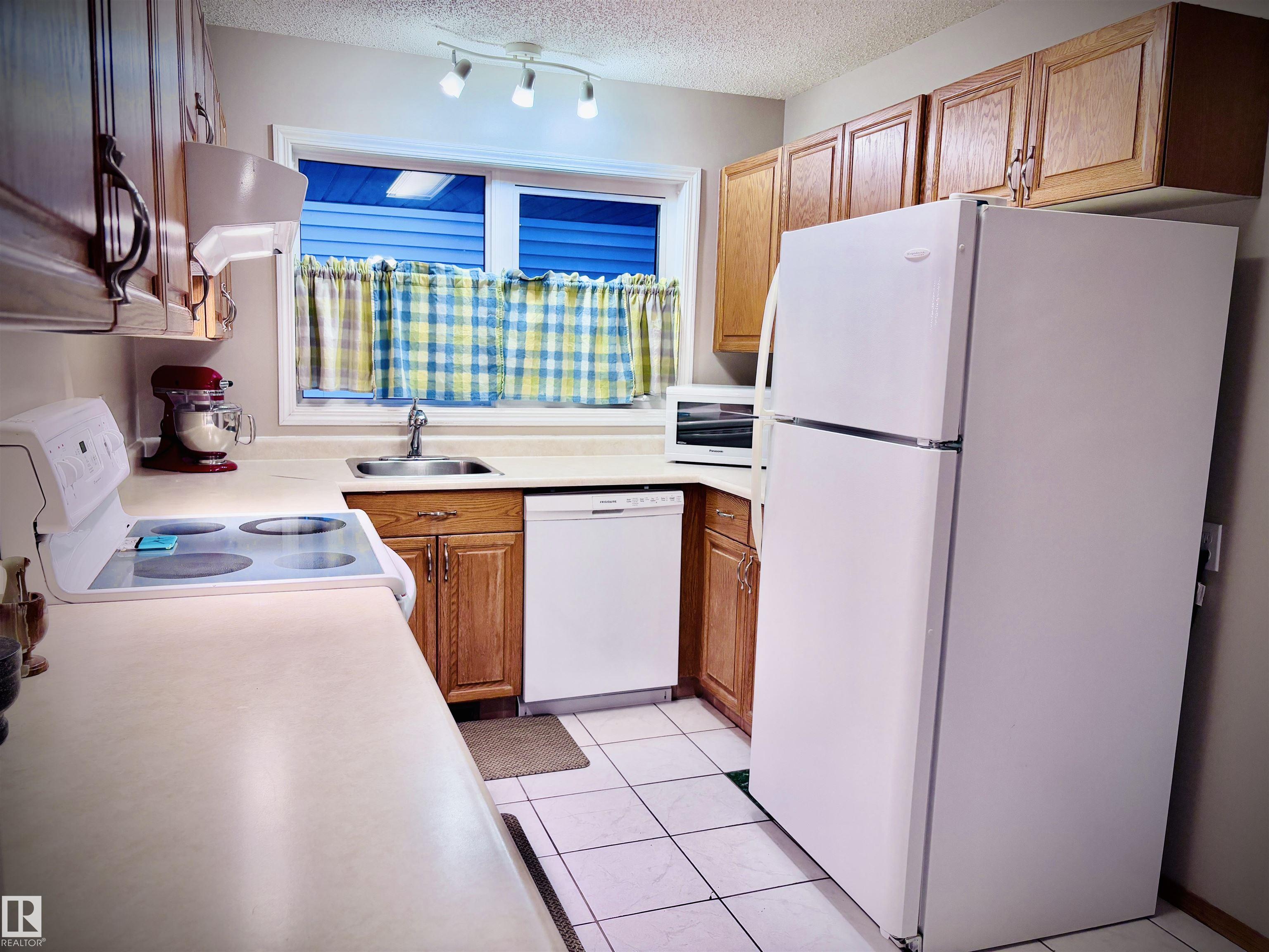 Photo 13 at 3557 Mill Woods Road E NW, Minchau, Edmonton